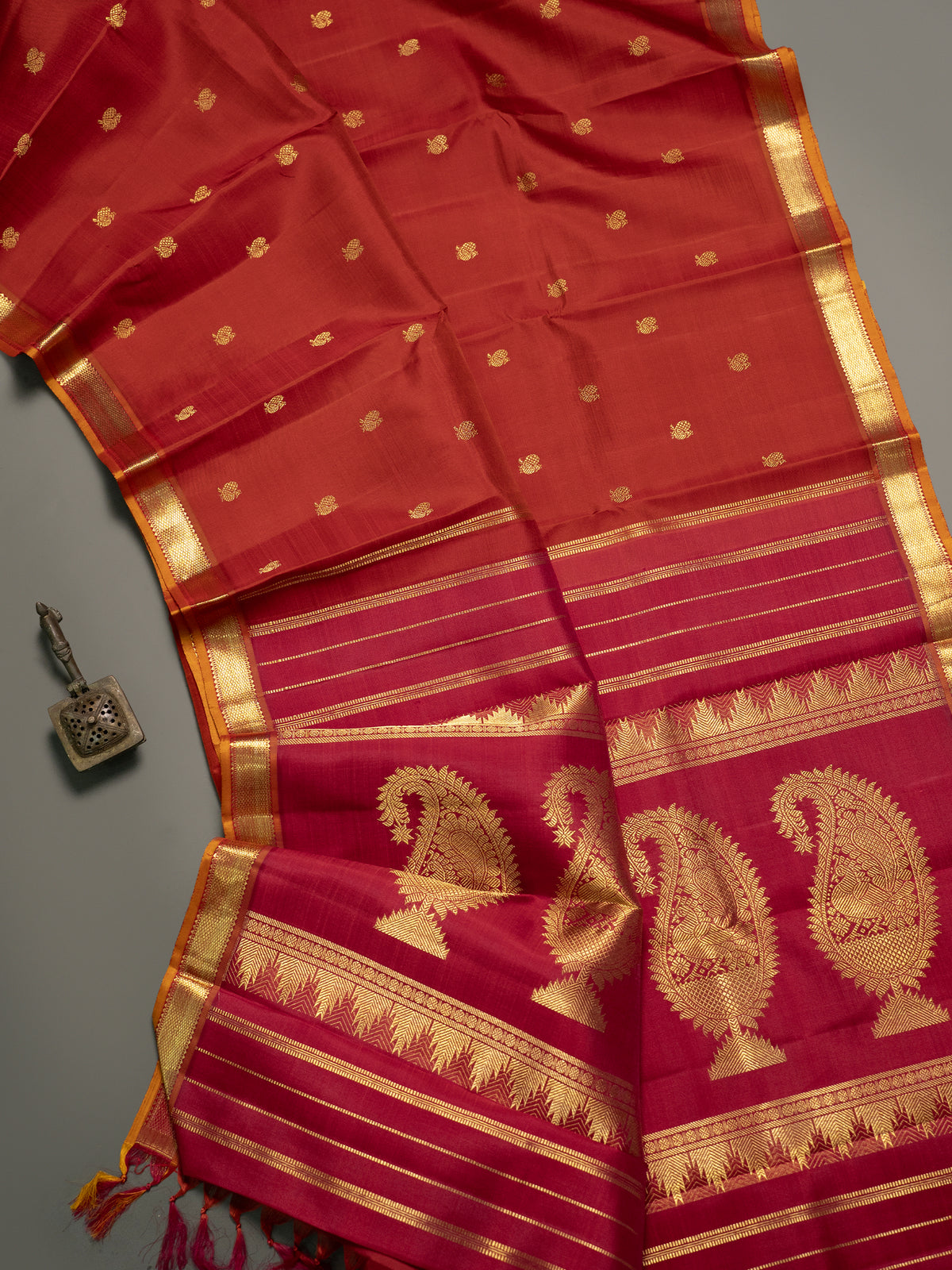 Reddish orange small border and unique pallu/ Kanjipuram Silk Saree CLSA11742