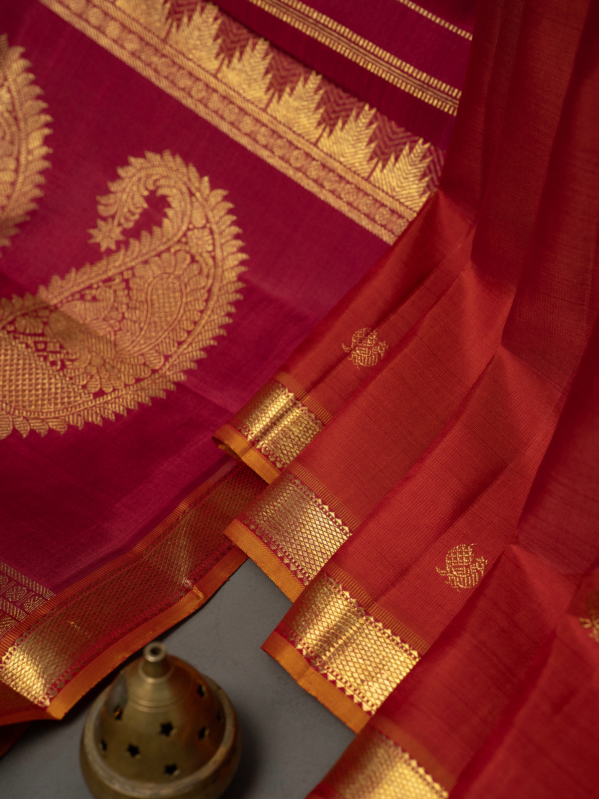 Reddish orange small border and unique pallu/ Kanjipuram Silk Saree CLSA11742