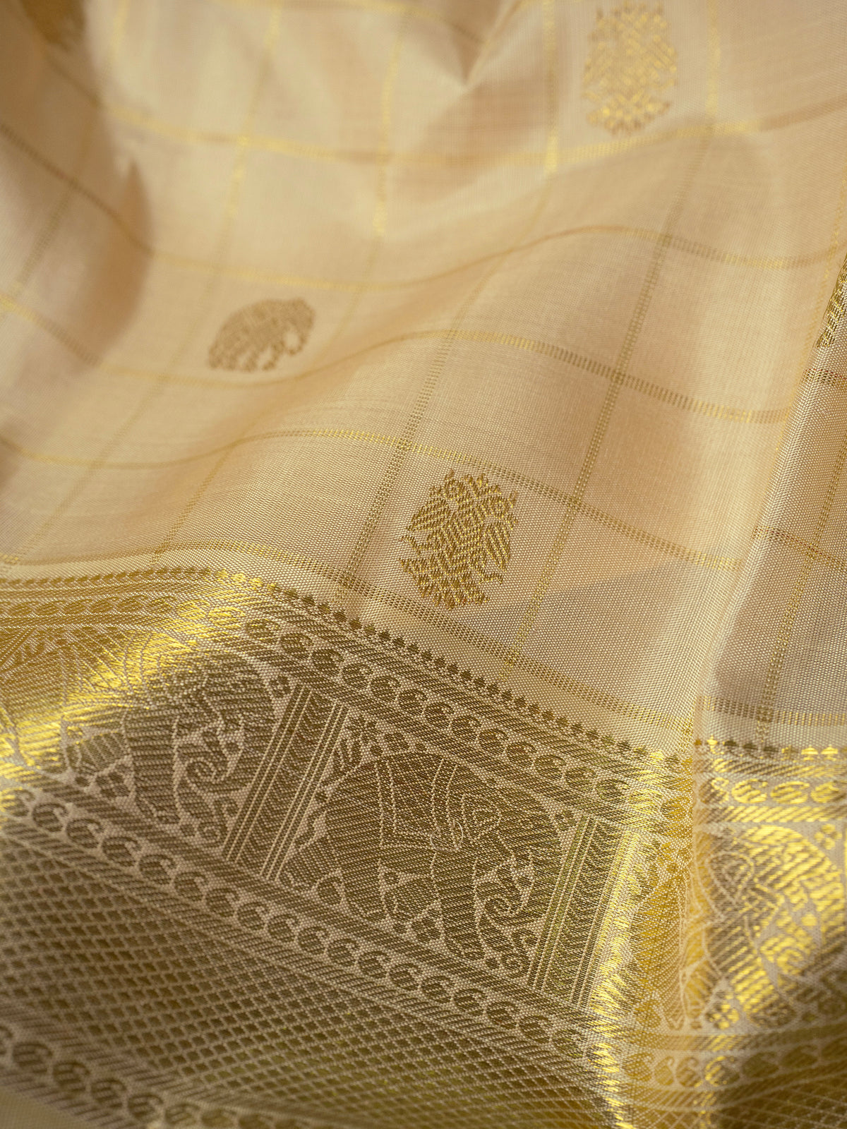 Cream Zari checks and butta/Kanjipuram Silk Saree CLSA11406