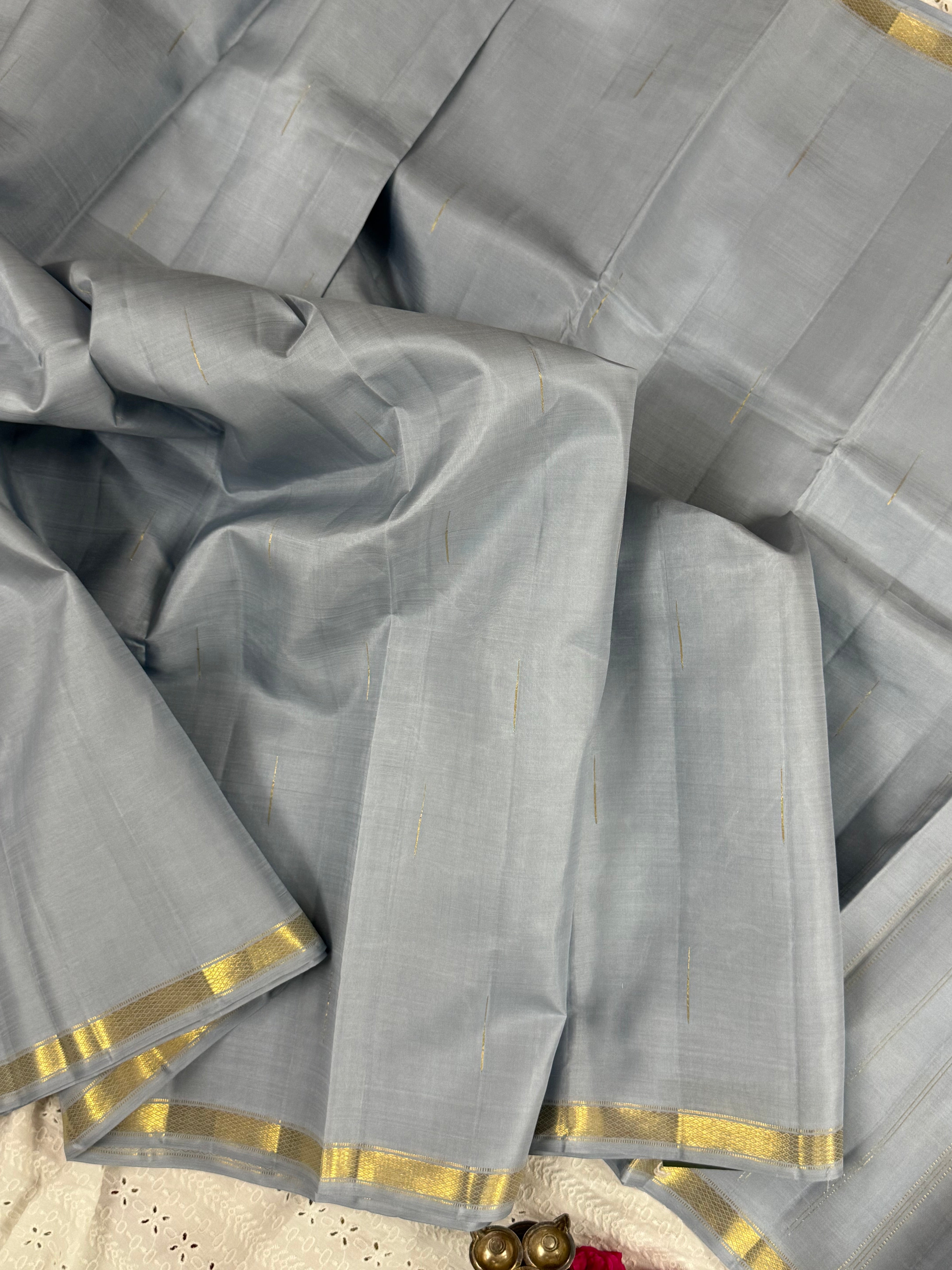 Silvery grey malli moggu small border/ Arani silk