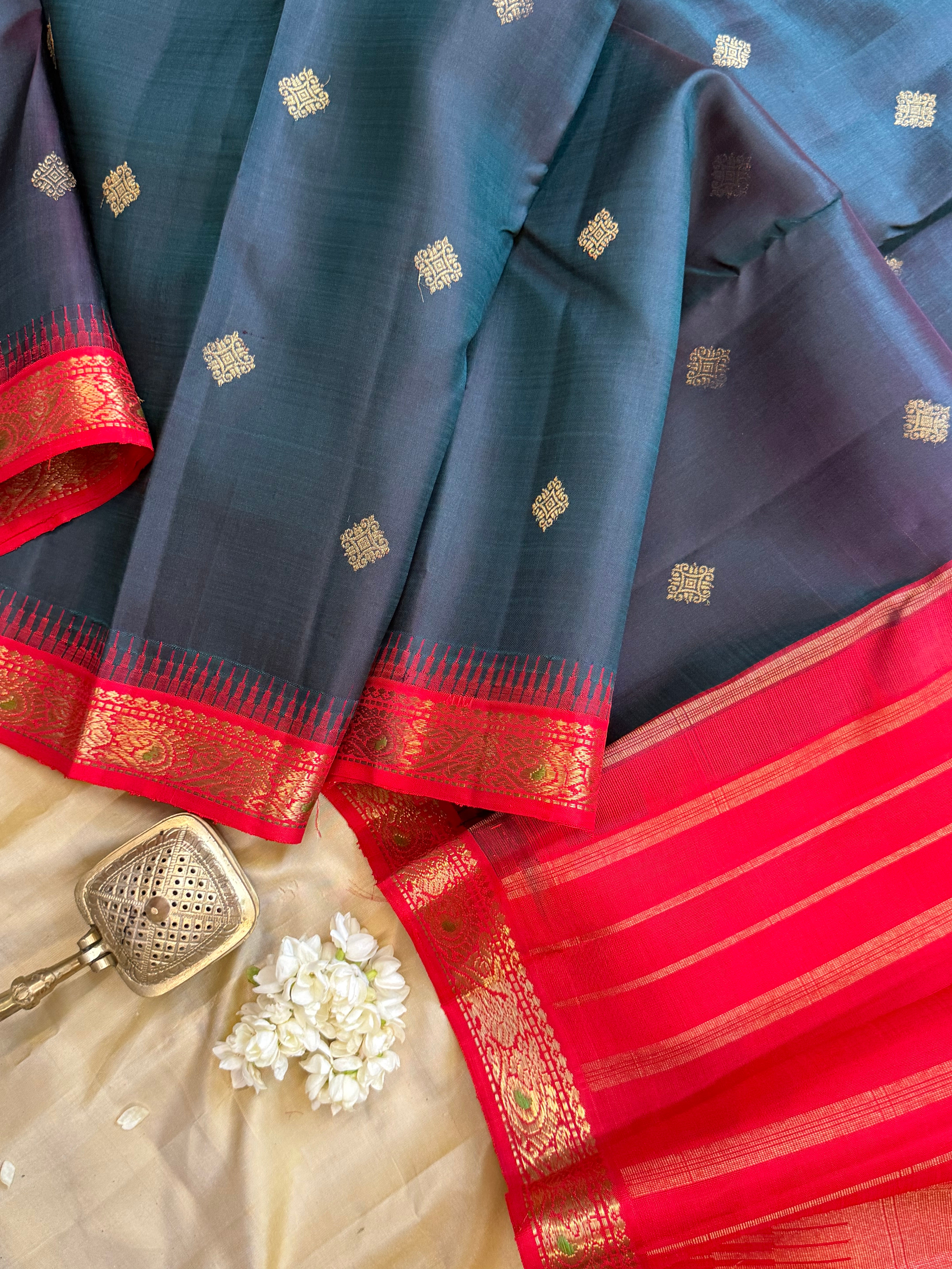 Mayilkazhuthu Korvai small border /Kanjipuram silk saree