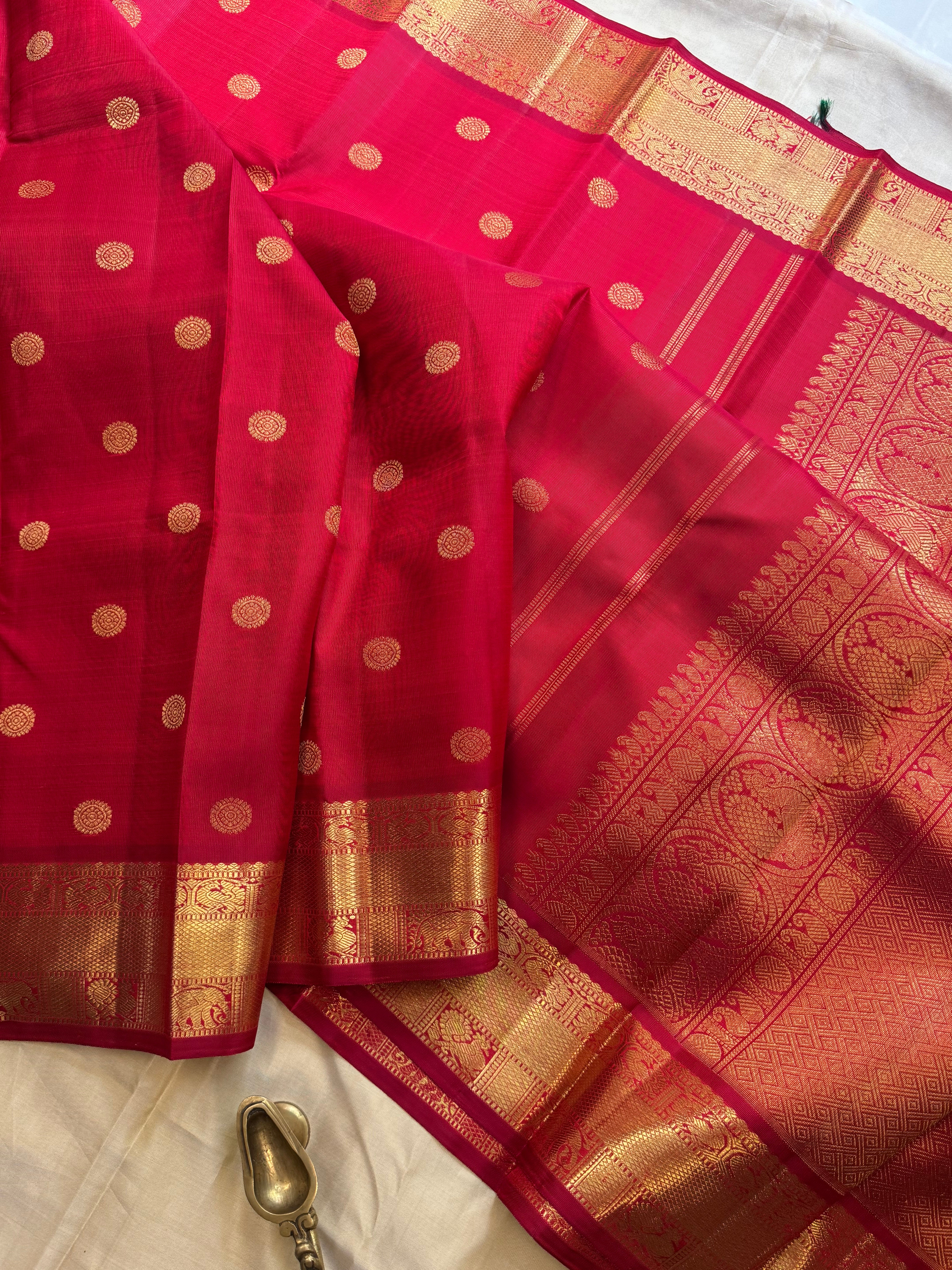Swapnam : Red chakram Butta / kanjipuram silk