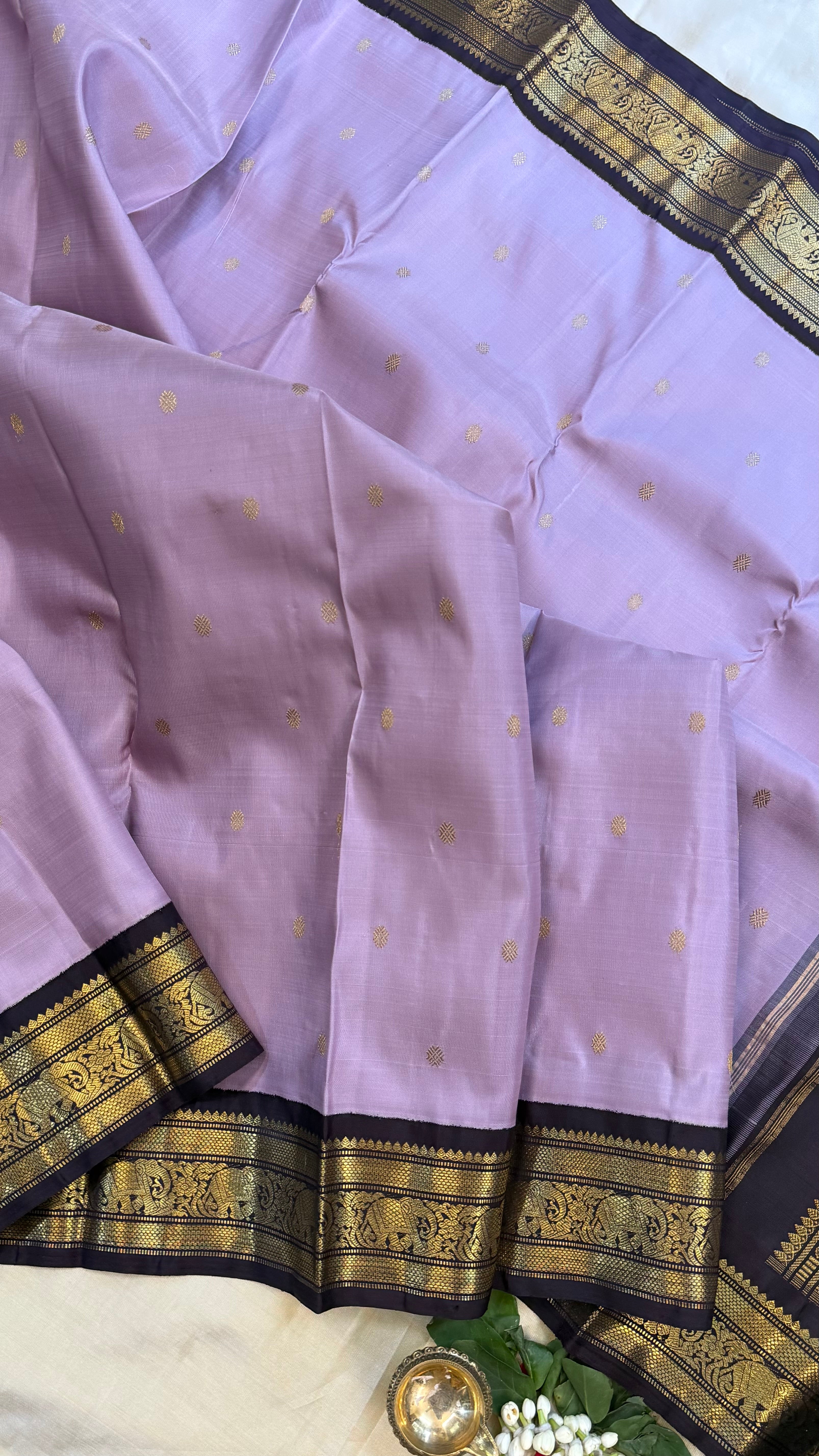 Light lavender (Lilac) and navalpazham border kai korvai/ kanjipuram silk