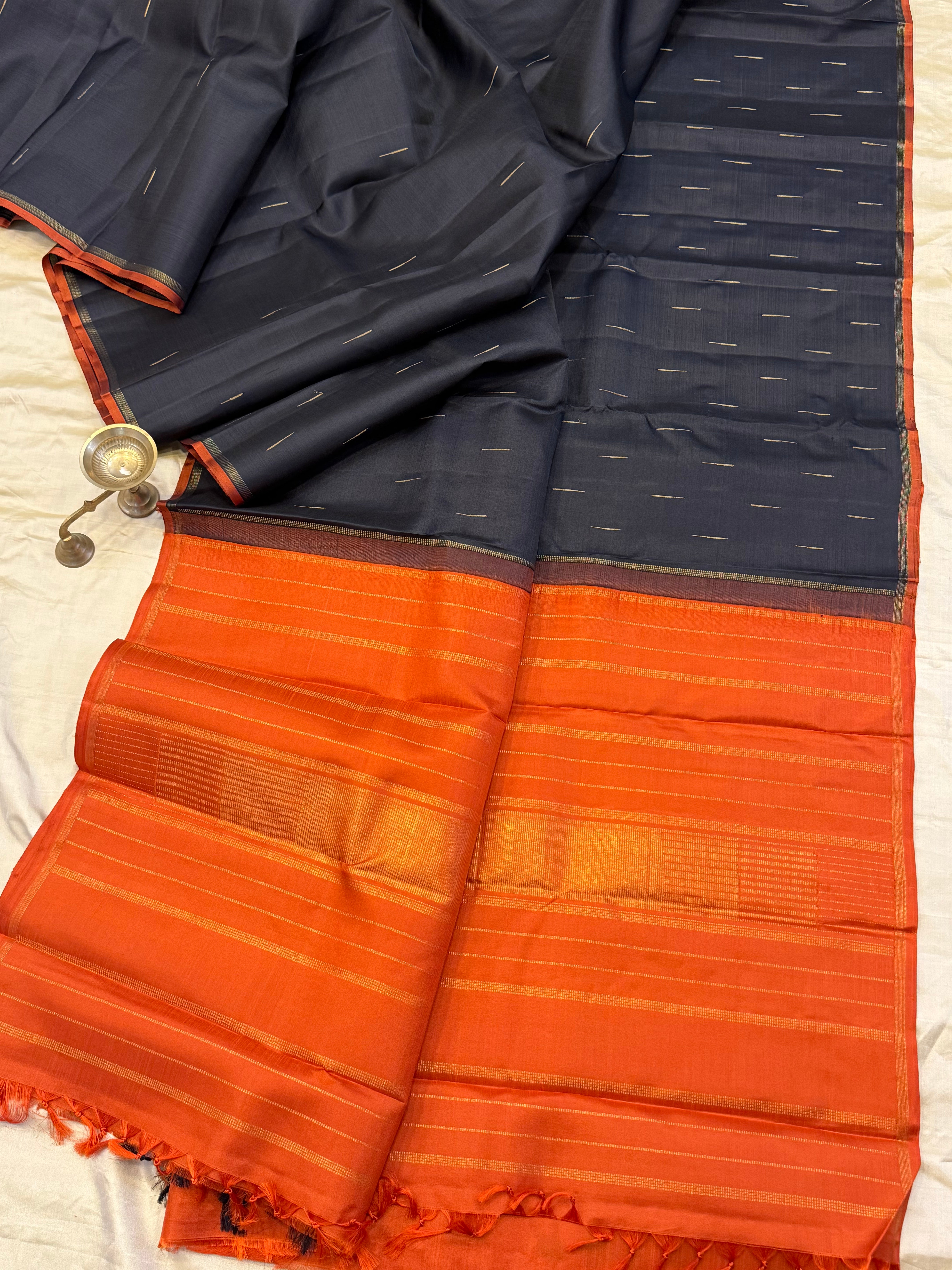 Black malli moggu borderless/ Kanjipuram silk