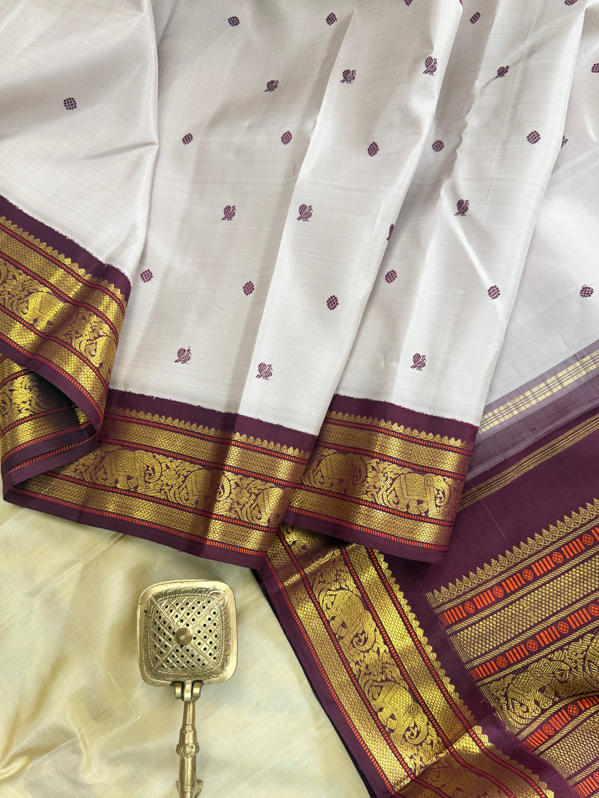 Eeyam shade Kai Korvai / pure Kanjipuram silk