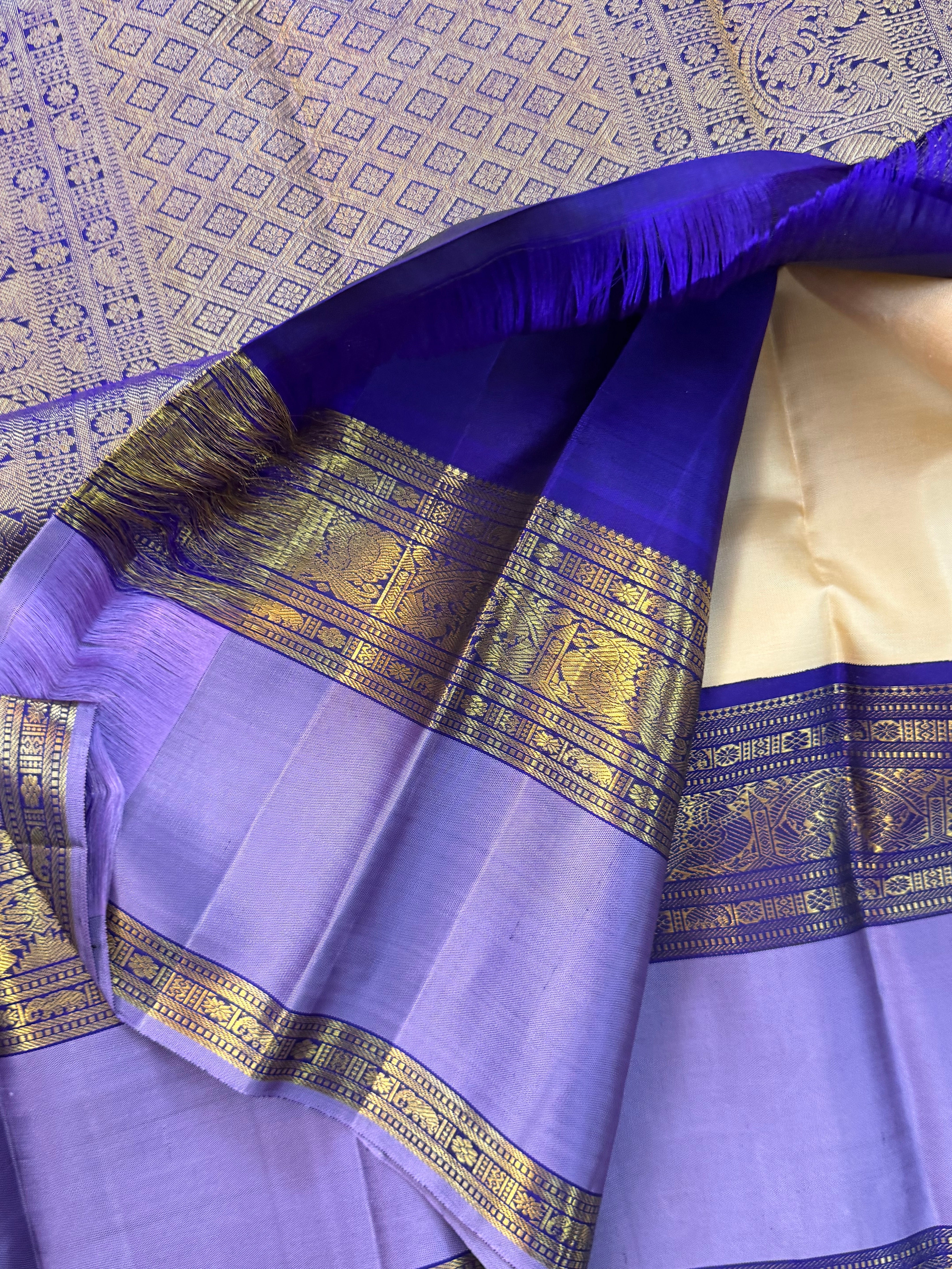 Onam collection: cream Korvai kaal erangina border / pure zari Kanjipuram silk