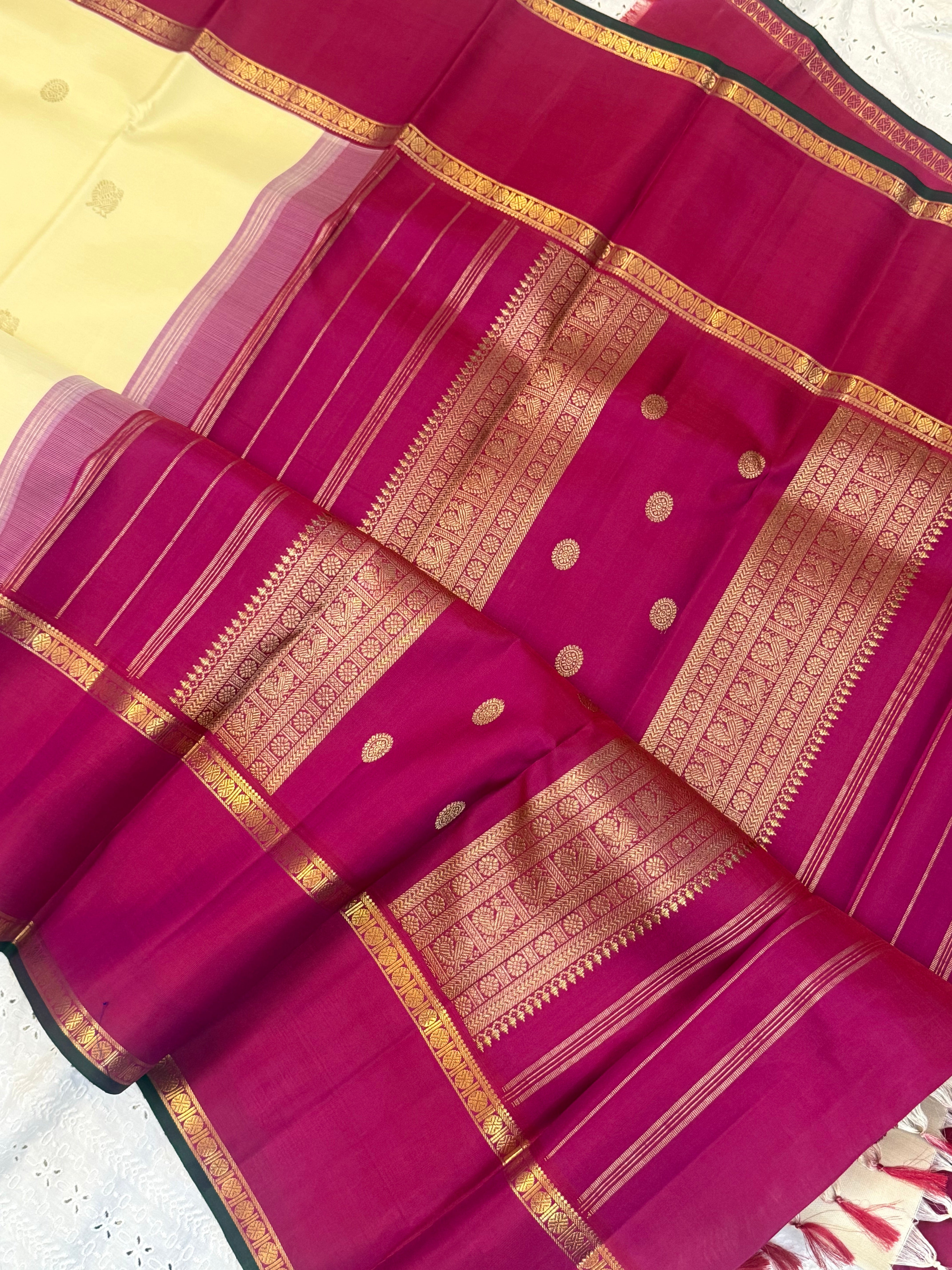 Cream body chakram Butta with retta pet Korvai / kanjipuram silk saree
