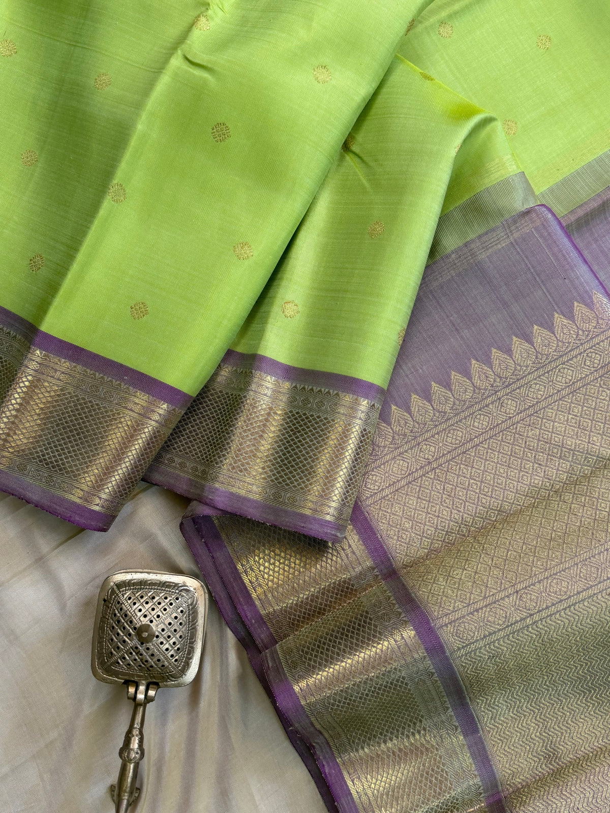 Colours of Navarathri Sampanga  Butta / pure Kanjipuram silk