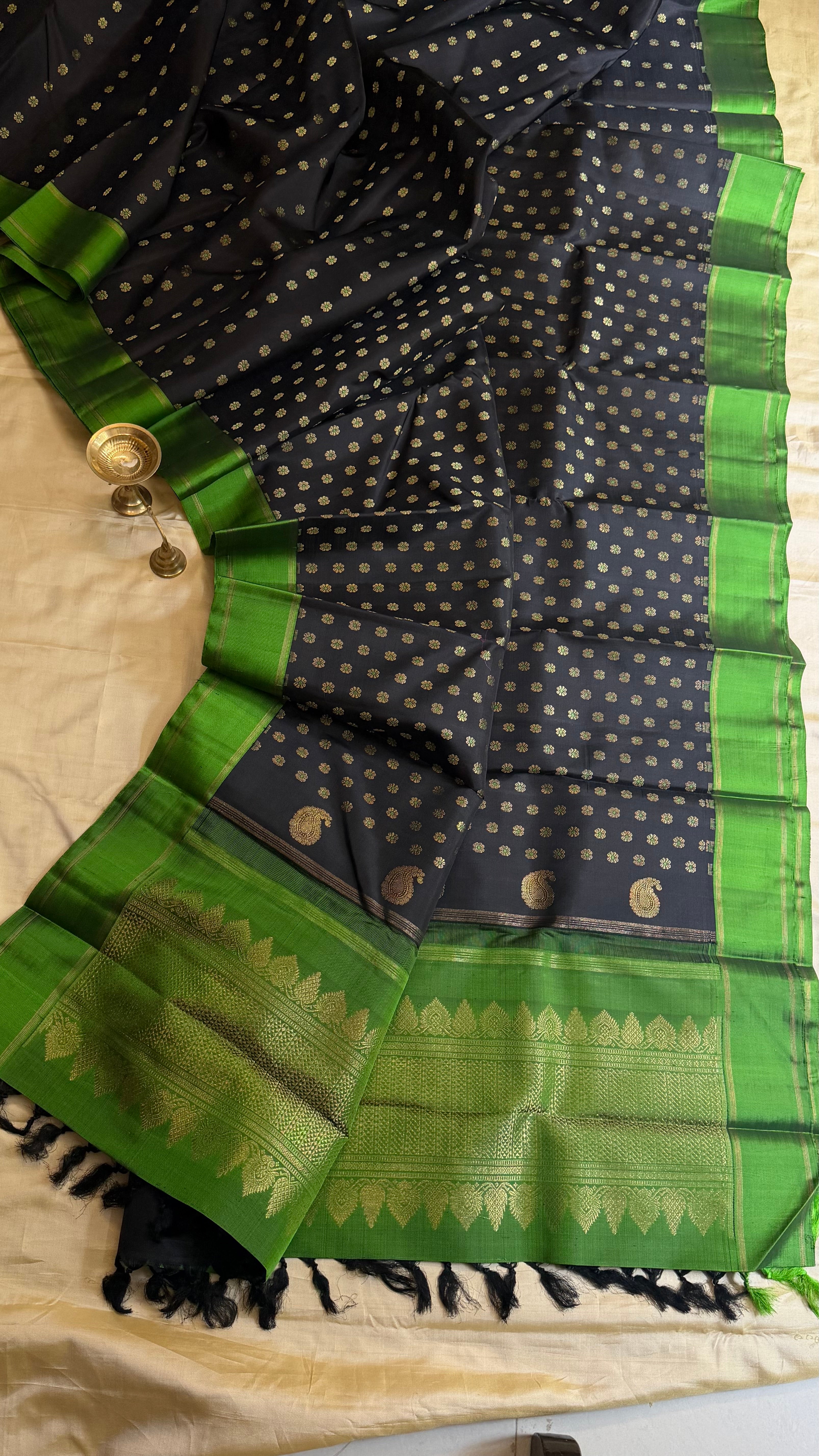 Vizhli: Black meenakari Butta   / Kanjipuram silk