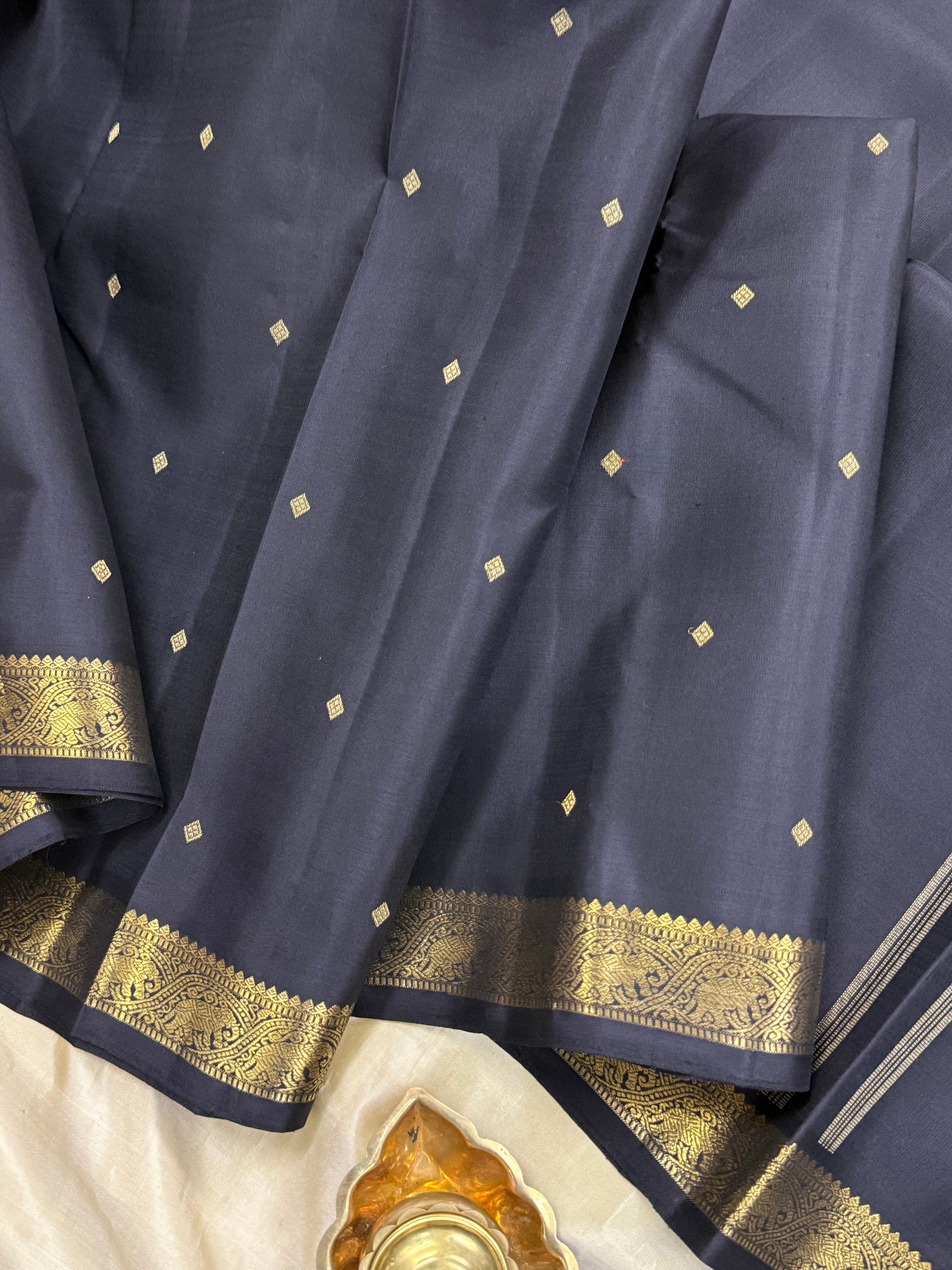 Black small border/ Kanjipuram silk CL8482