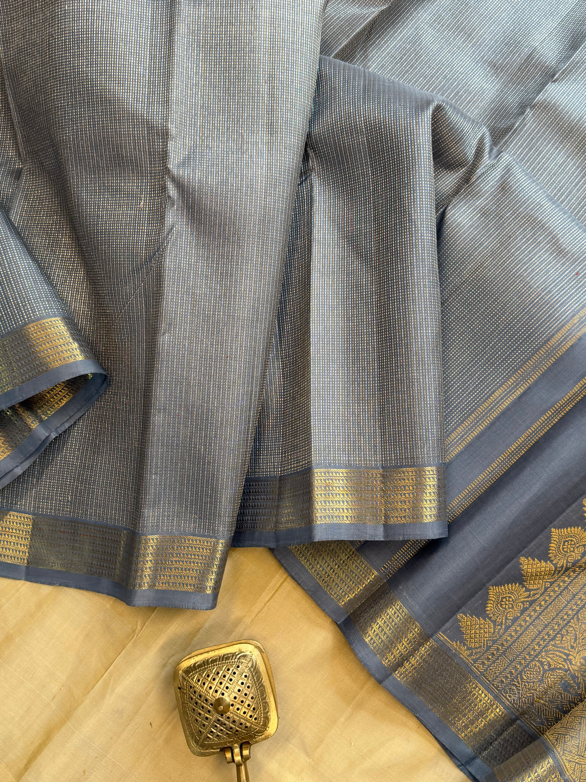 Body gold and silver Zari line and small border pure Zari / Kanjipuram silk saree clsa