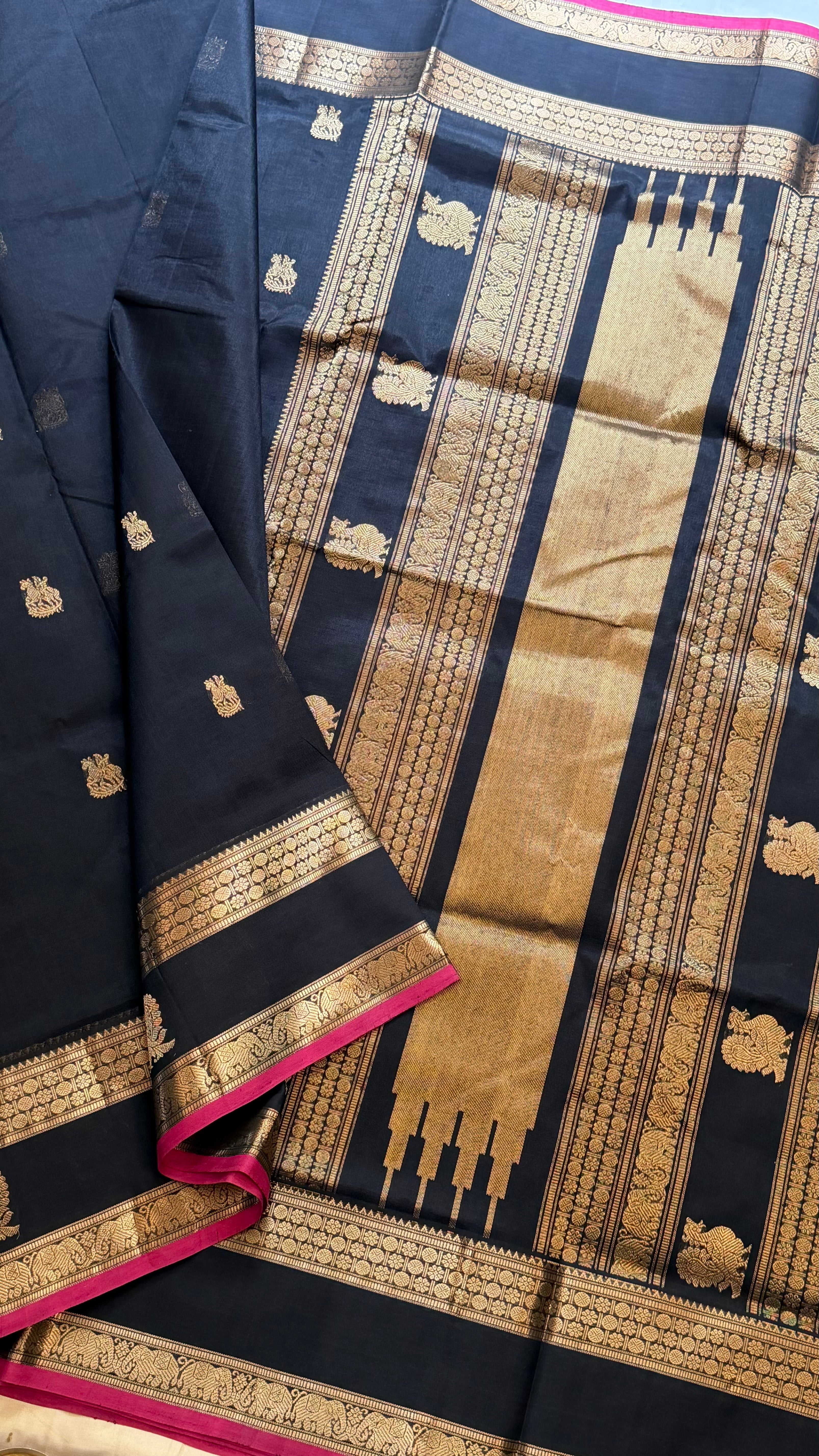 Black pettu Butta  silk cotton.