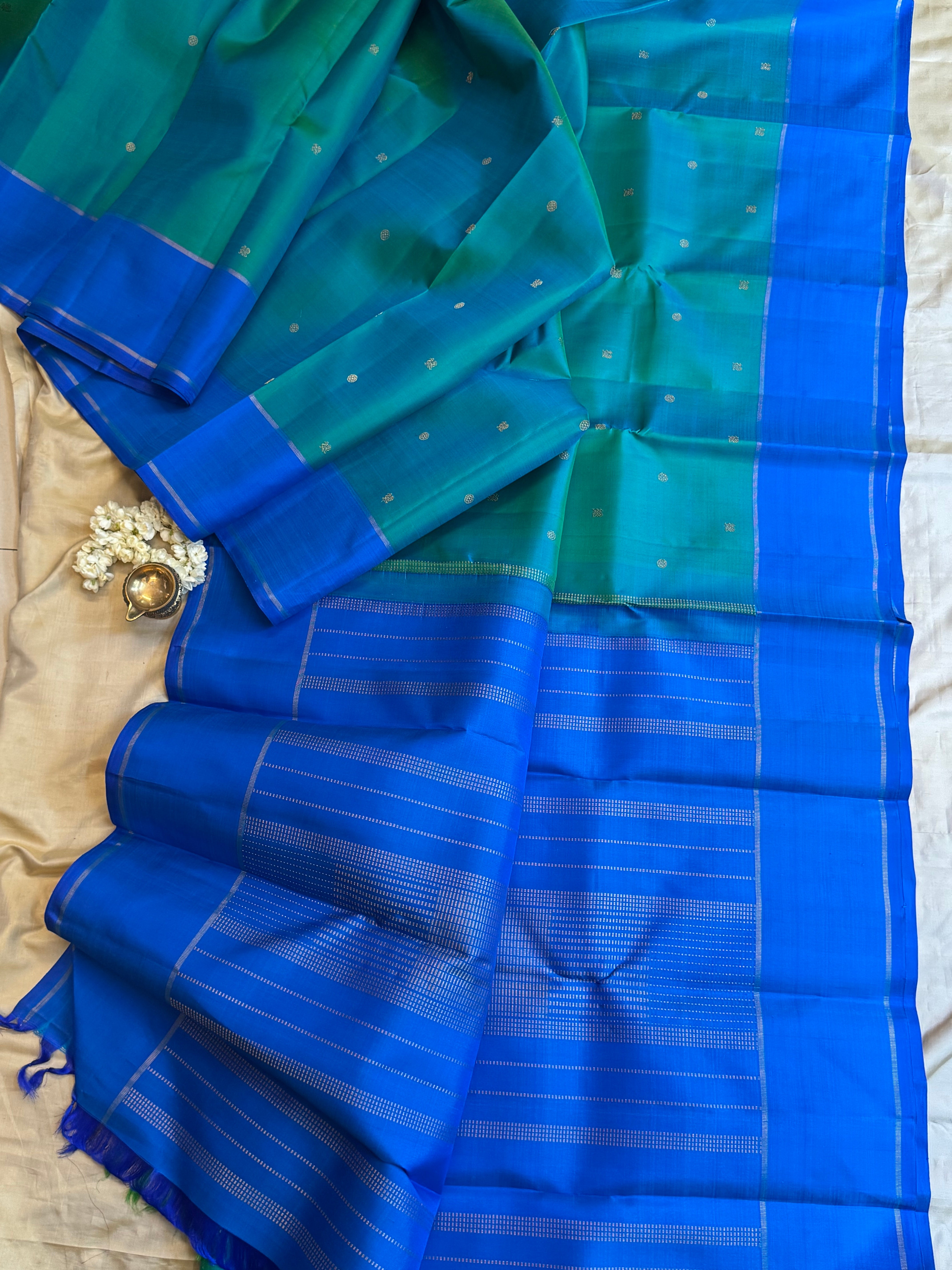 Sea blue annam and chakram butta/ Kanjipuram silk