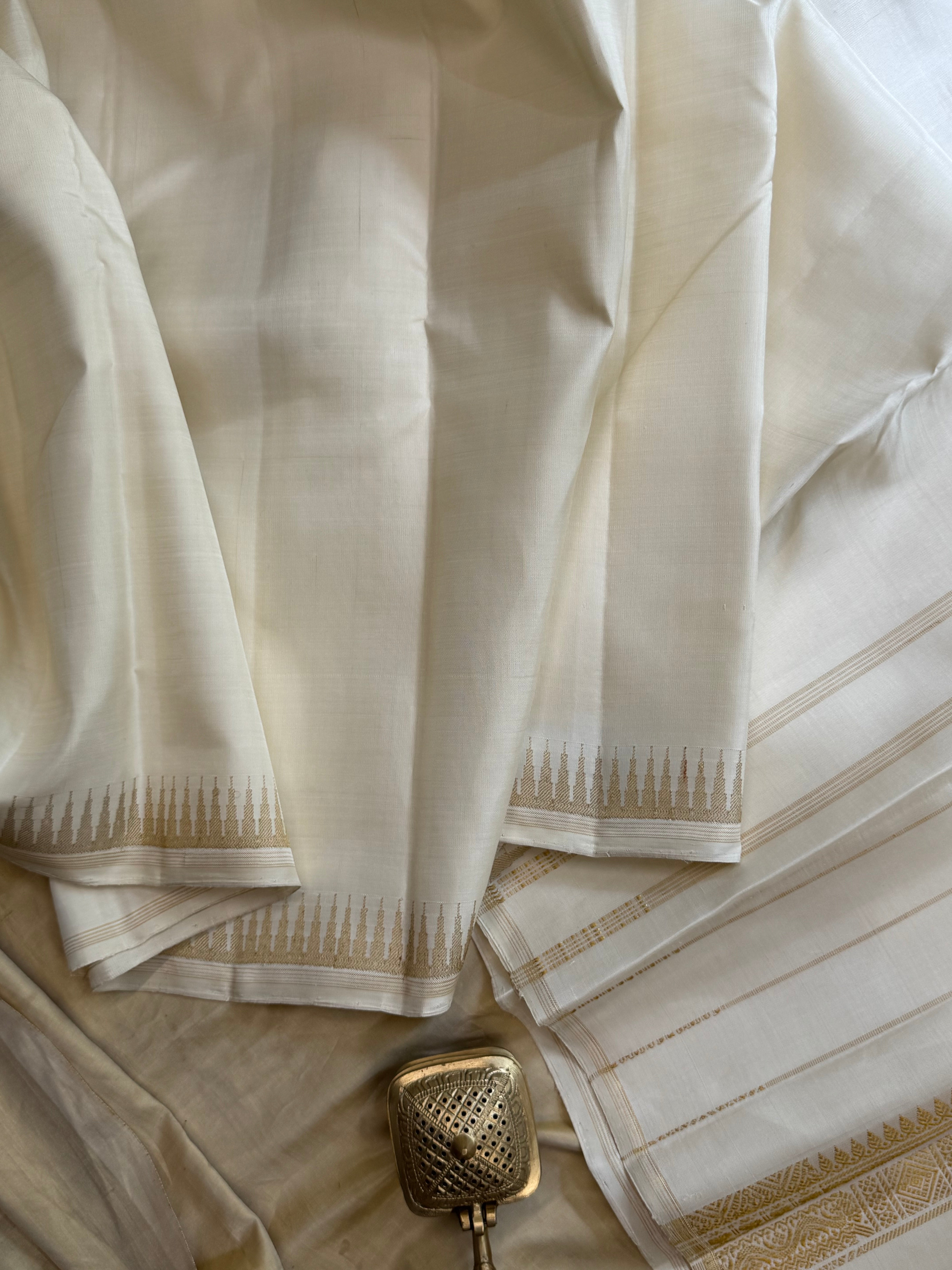 Off white pillayar moggu   / Kanjipuram silk