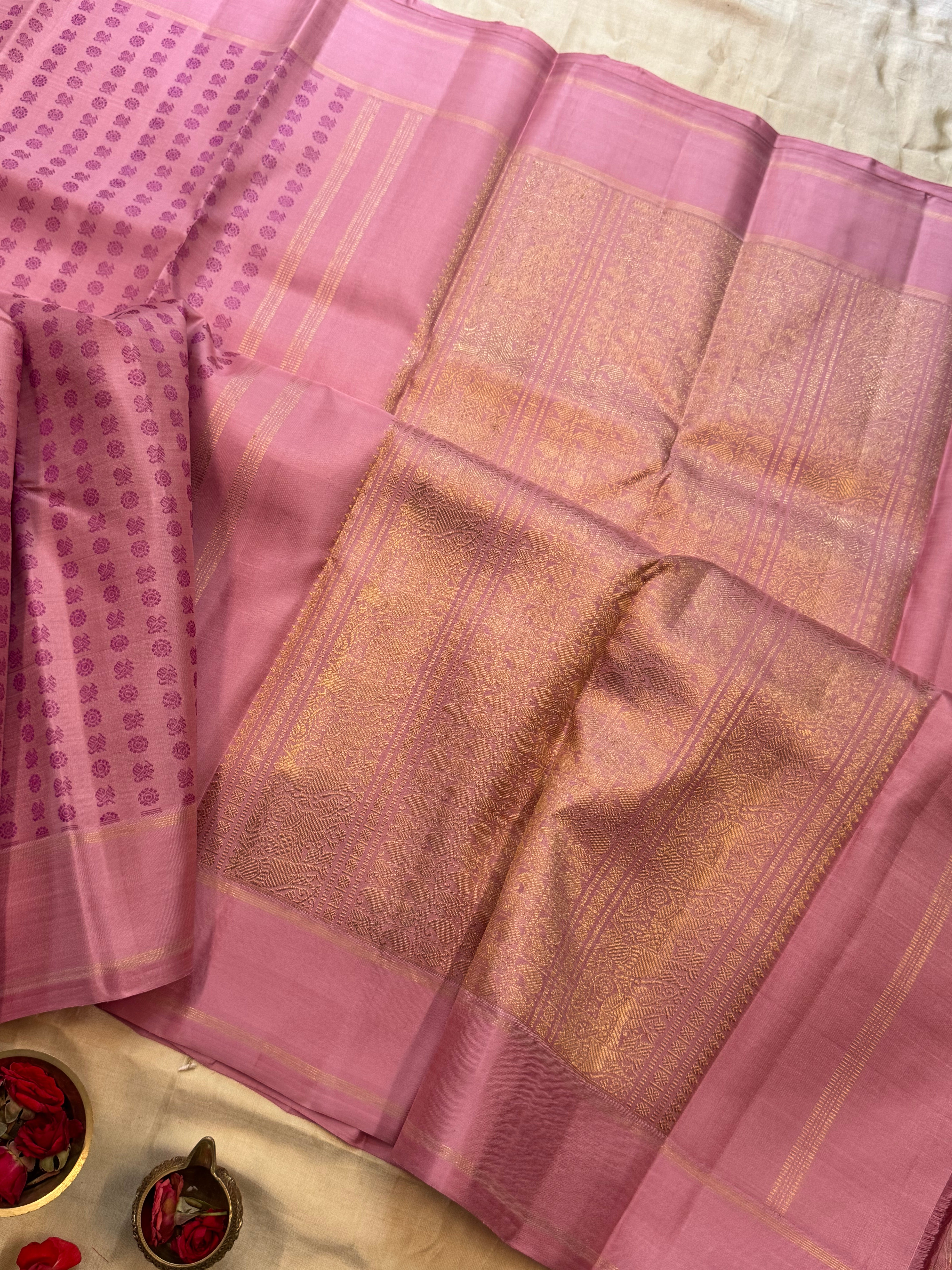 Pastel pink thread butta / Kanjipuram silk