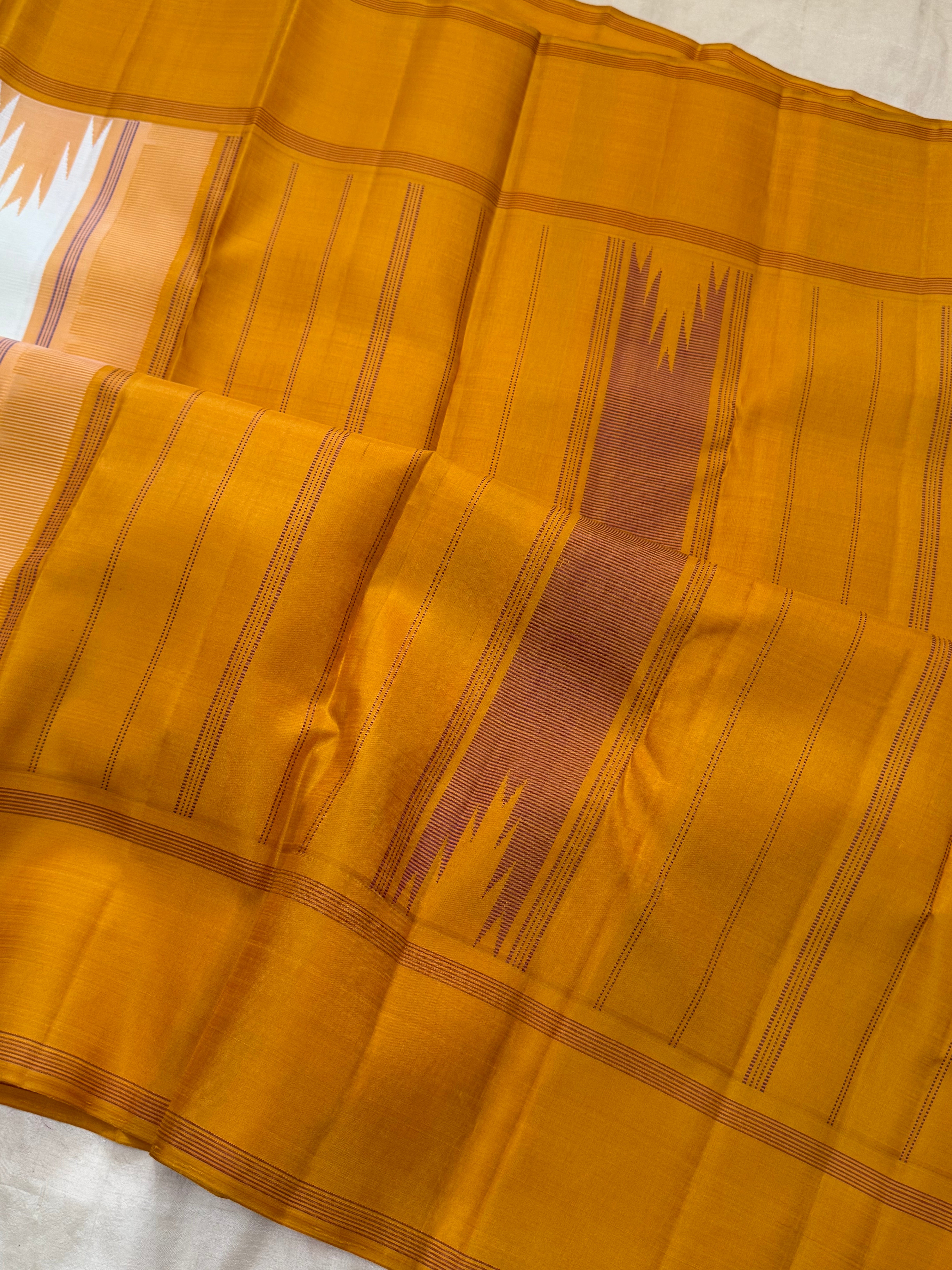Off white Thalampu rekku/Aarani silk