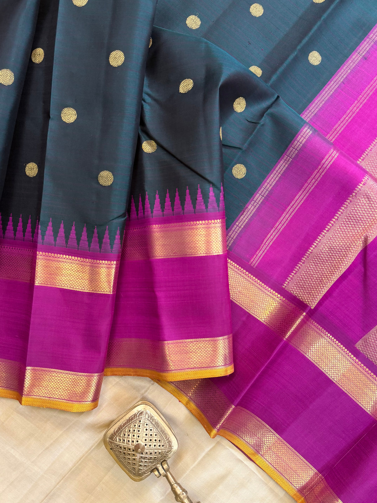 Colours of Navarathri bottle green Korvai Butta  / pure Kanjipuram silk