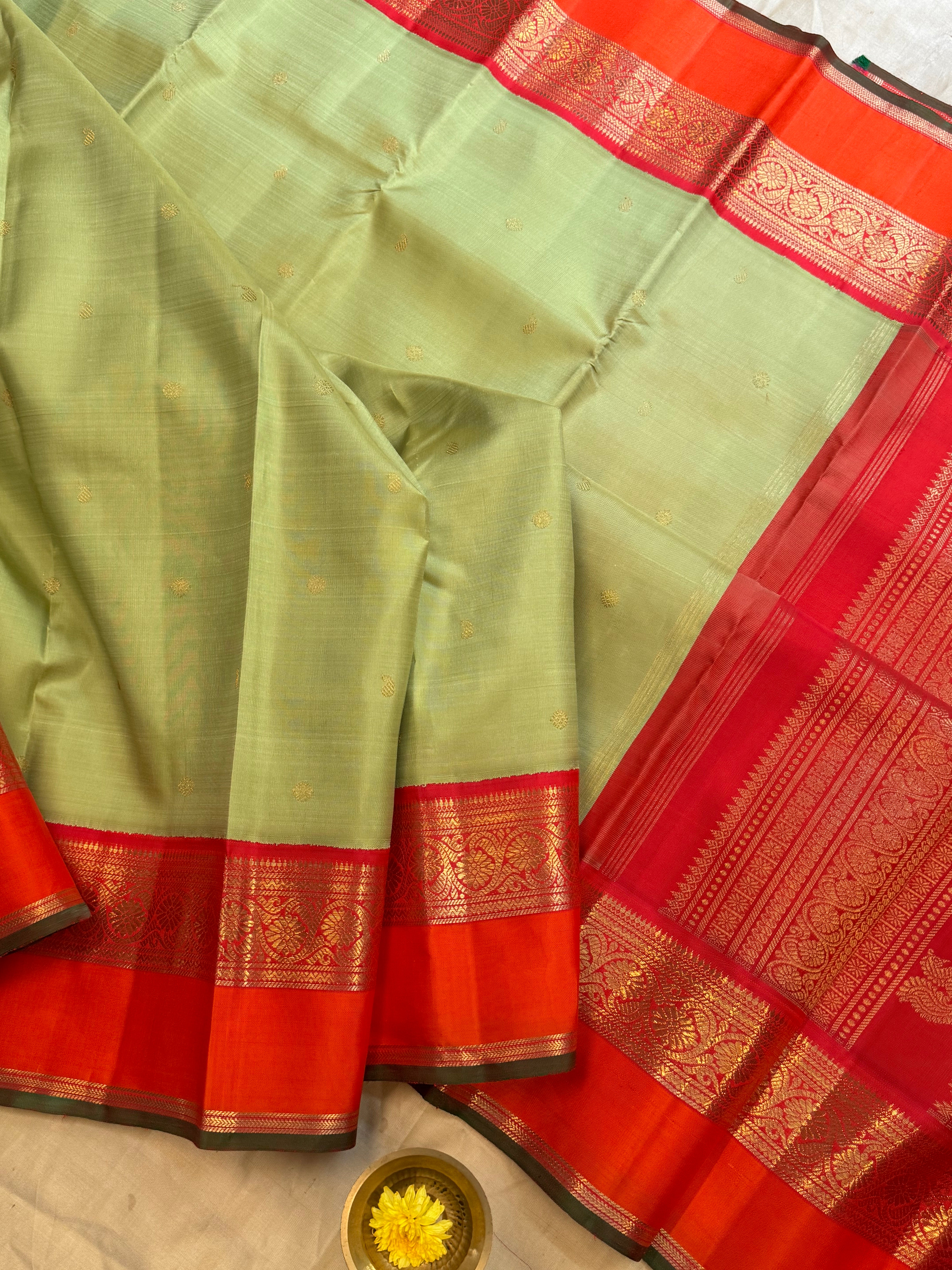 Pista green kaal erangina border Korvai kanjipuram silk.
