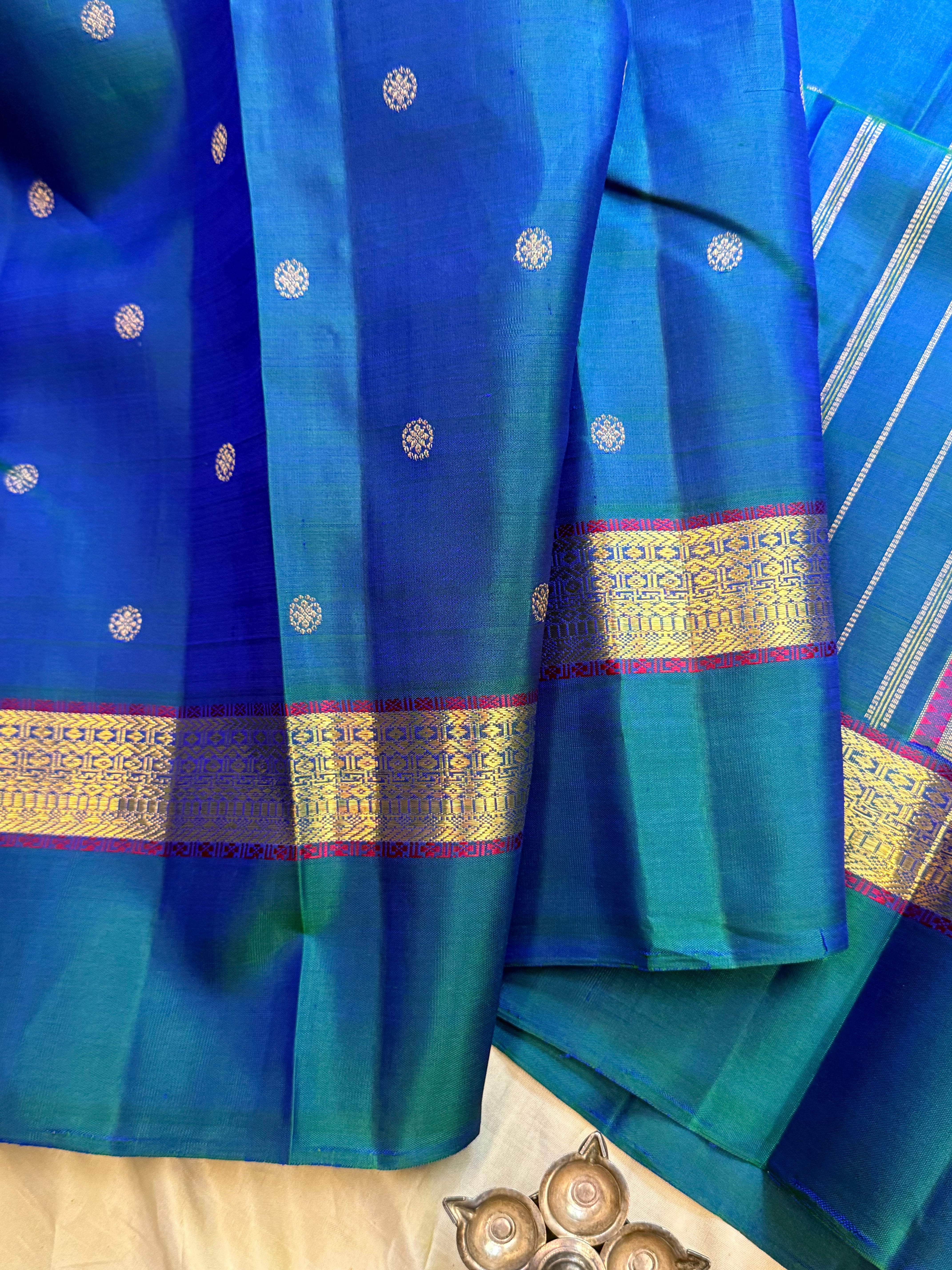 Mayilkazhuthu kaal erangina border / Kanjipuram silk
