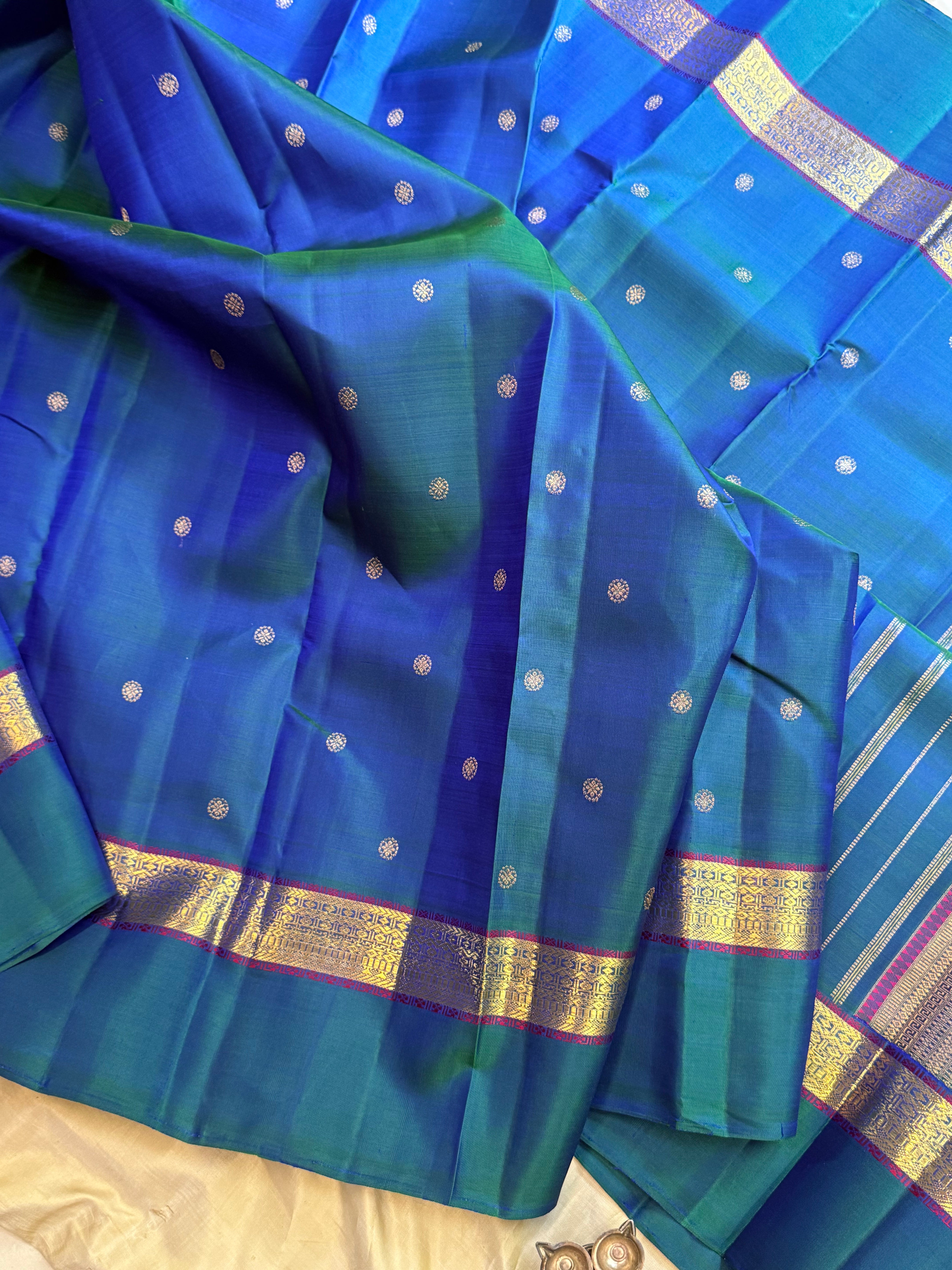 Mayilkazhuthu kaal erangina border / Kanjipuram silk