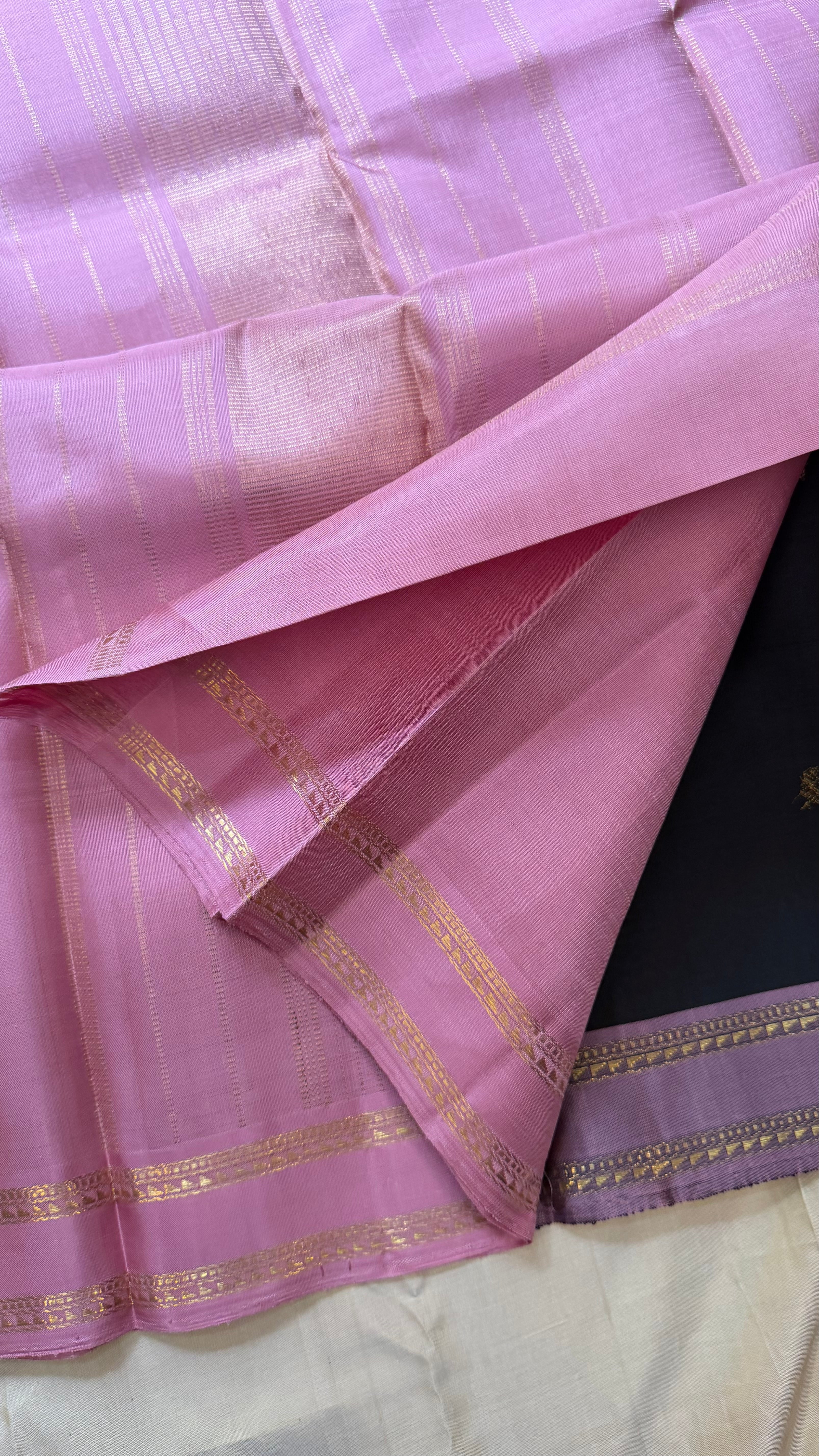 Vizhli: Black dusky pink retta pet border      / Kanjipuram silk