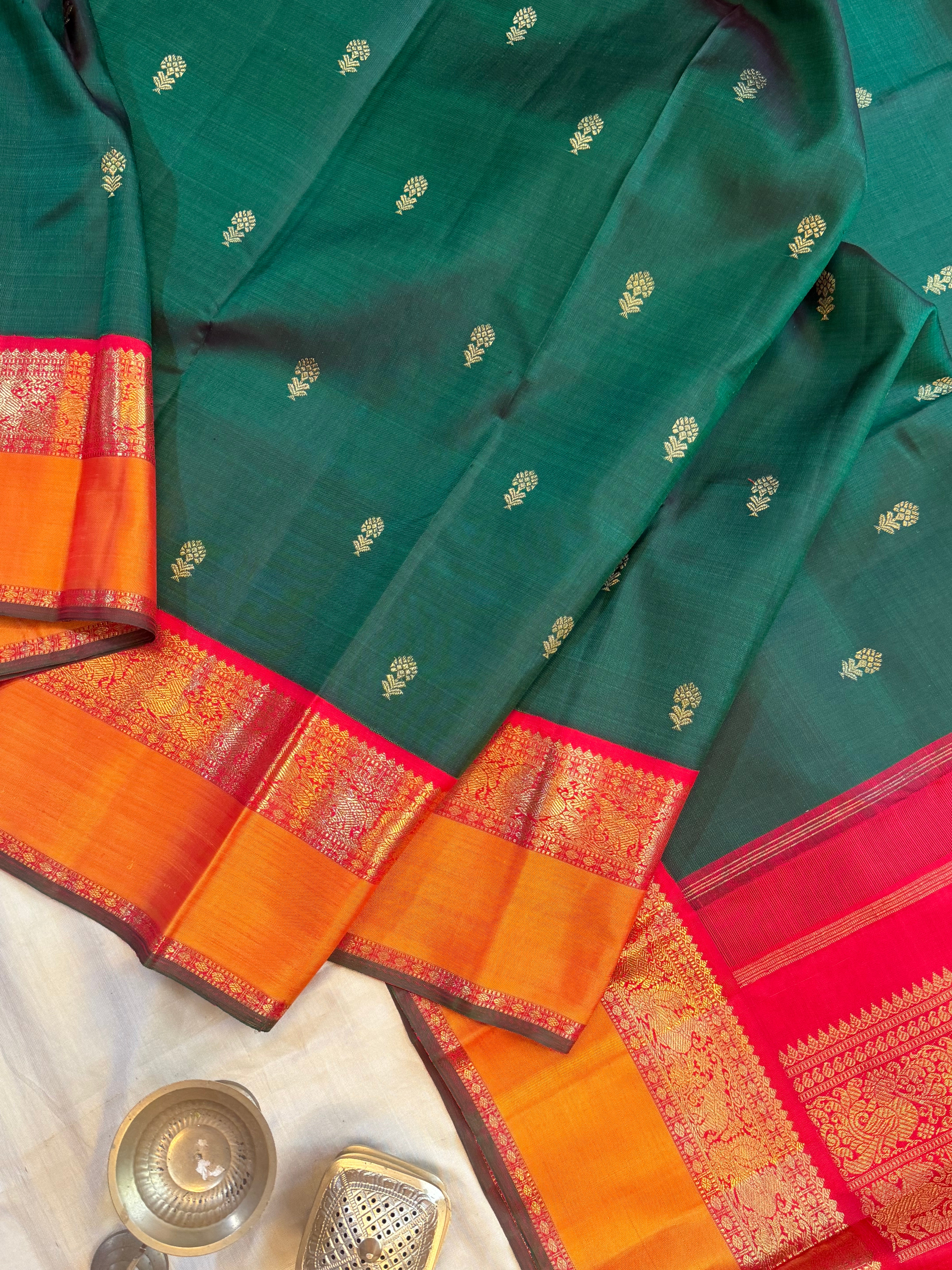 Dark green kaal erangina border    / Kanjipuram silk