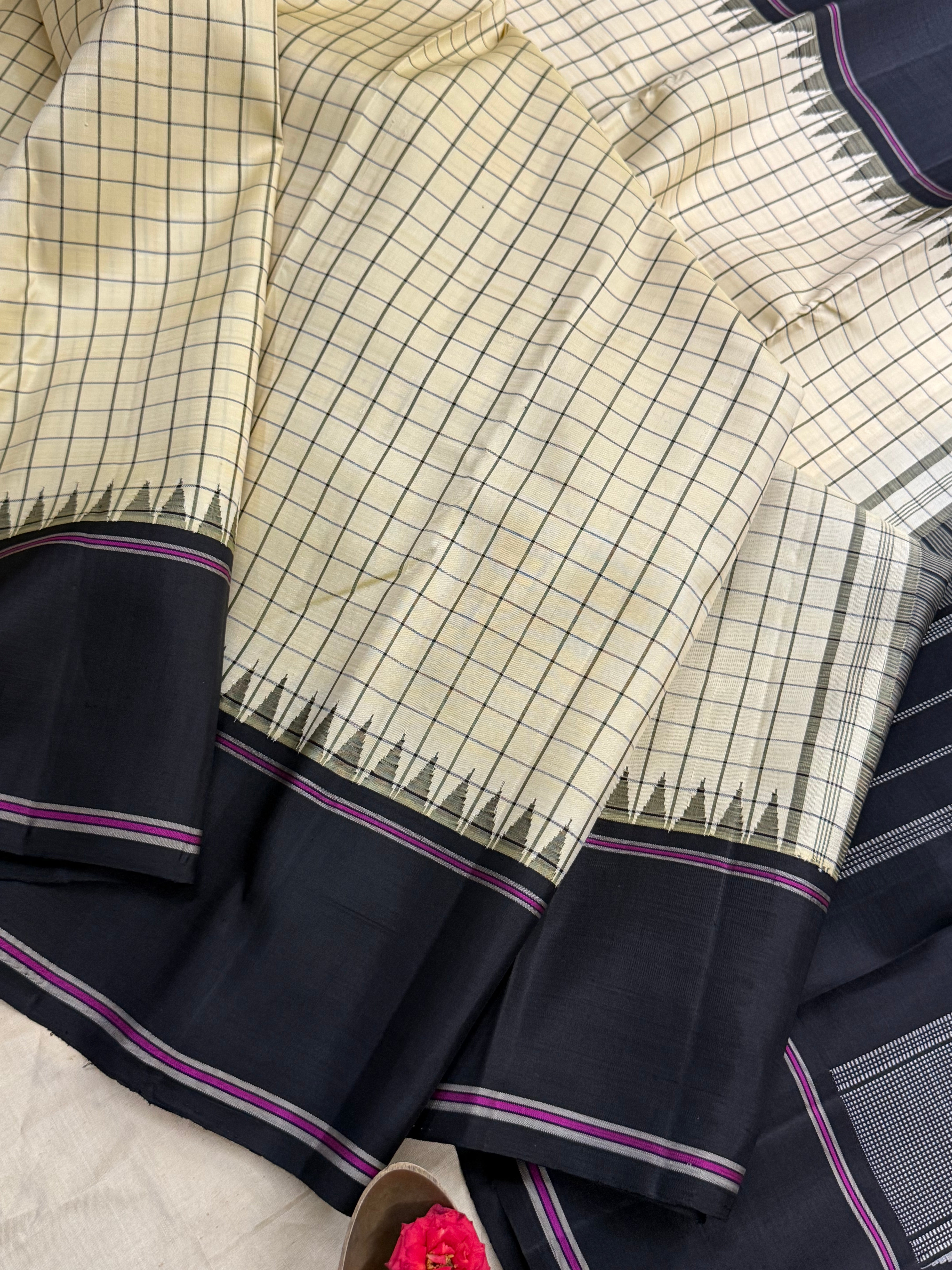 Off sandal kattam and black / Arani silk