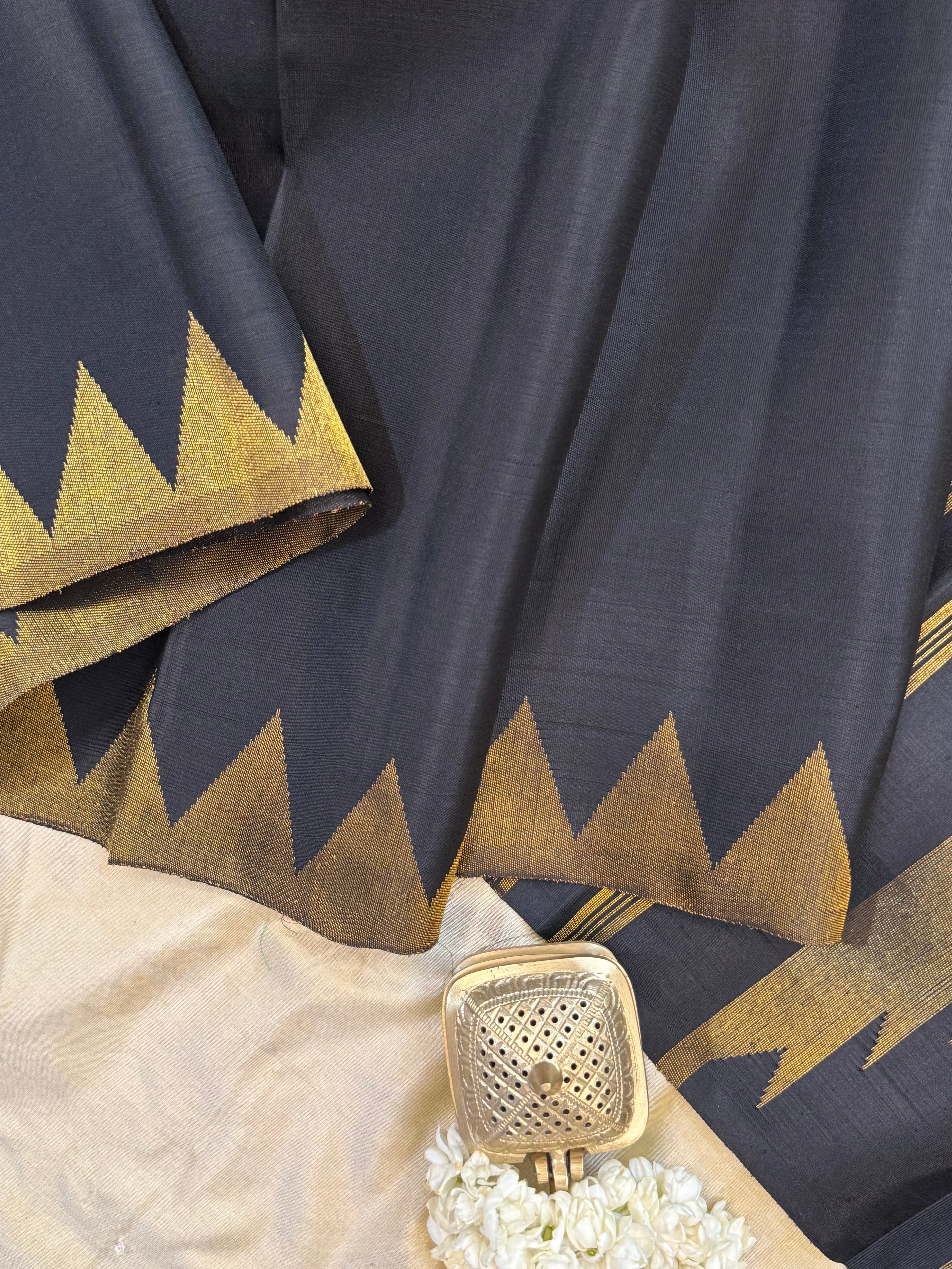 Black 8 kol temple / Kanjipuram silk