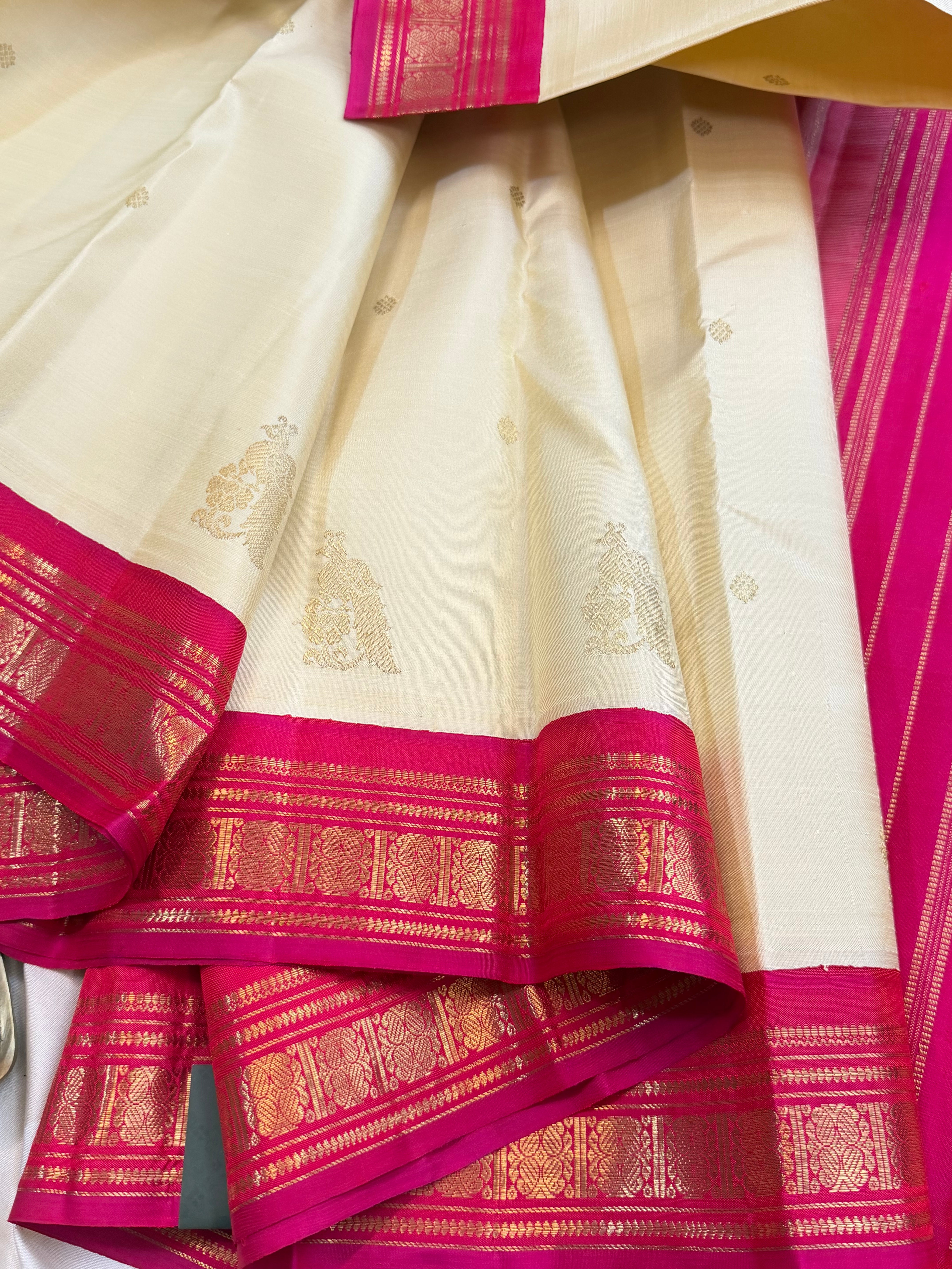 Malligai : off white Korvai beetu Butta pure Zari Kanjipuram silk