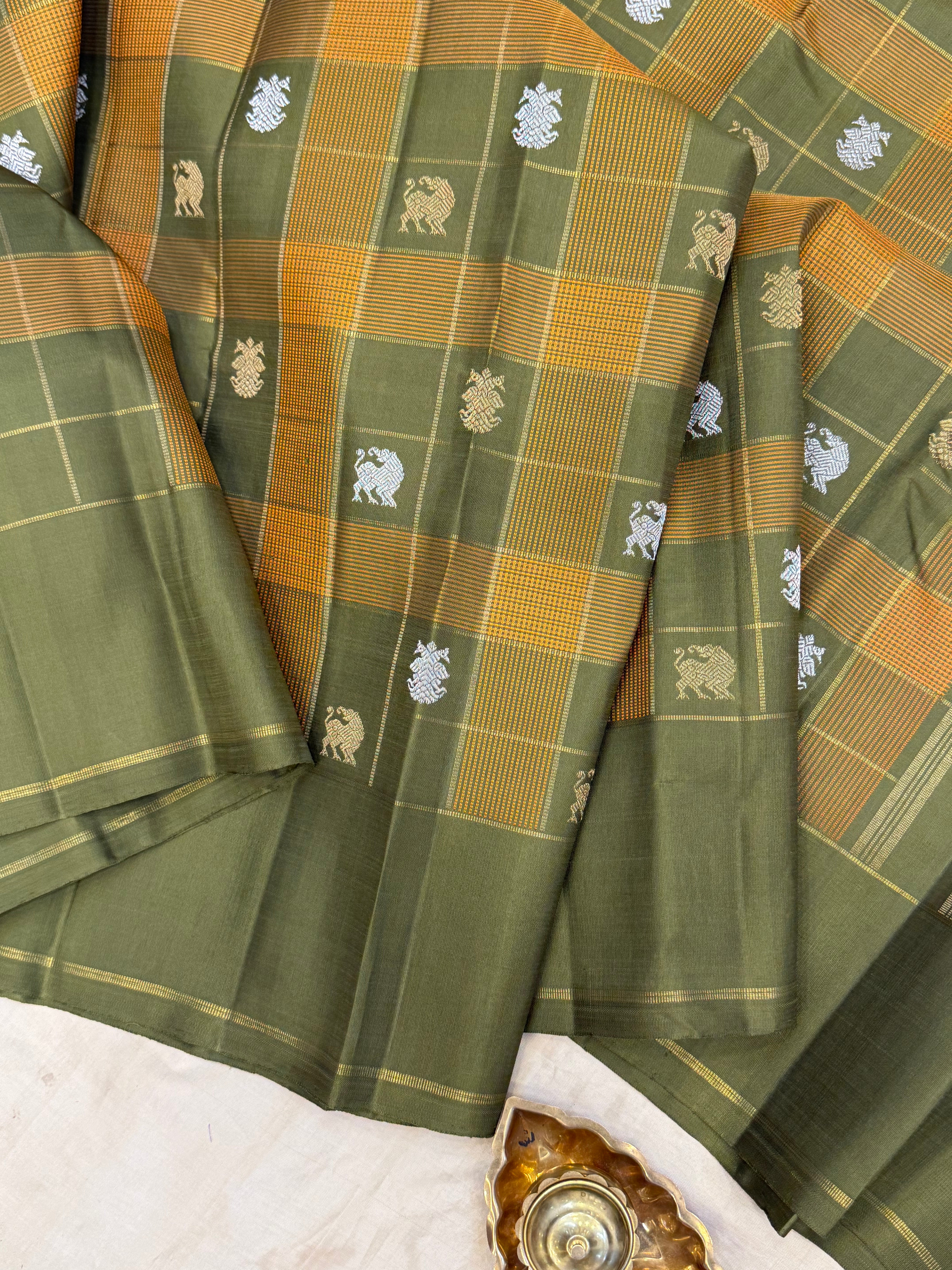 Olive green Muthu Kattam / kanjipuram silk saree CLSA10777