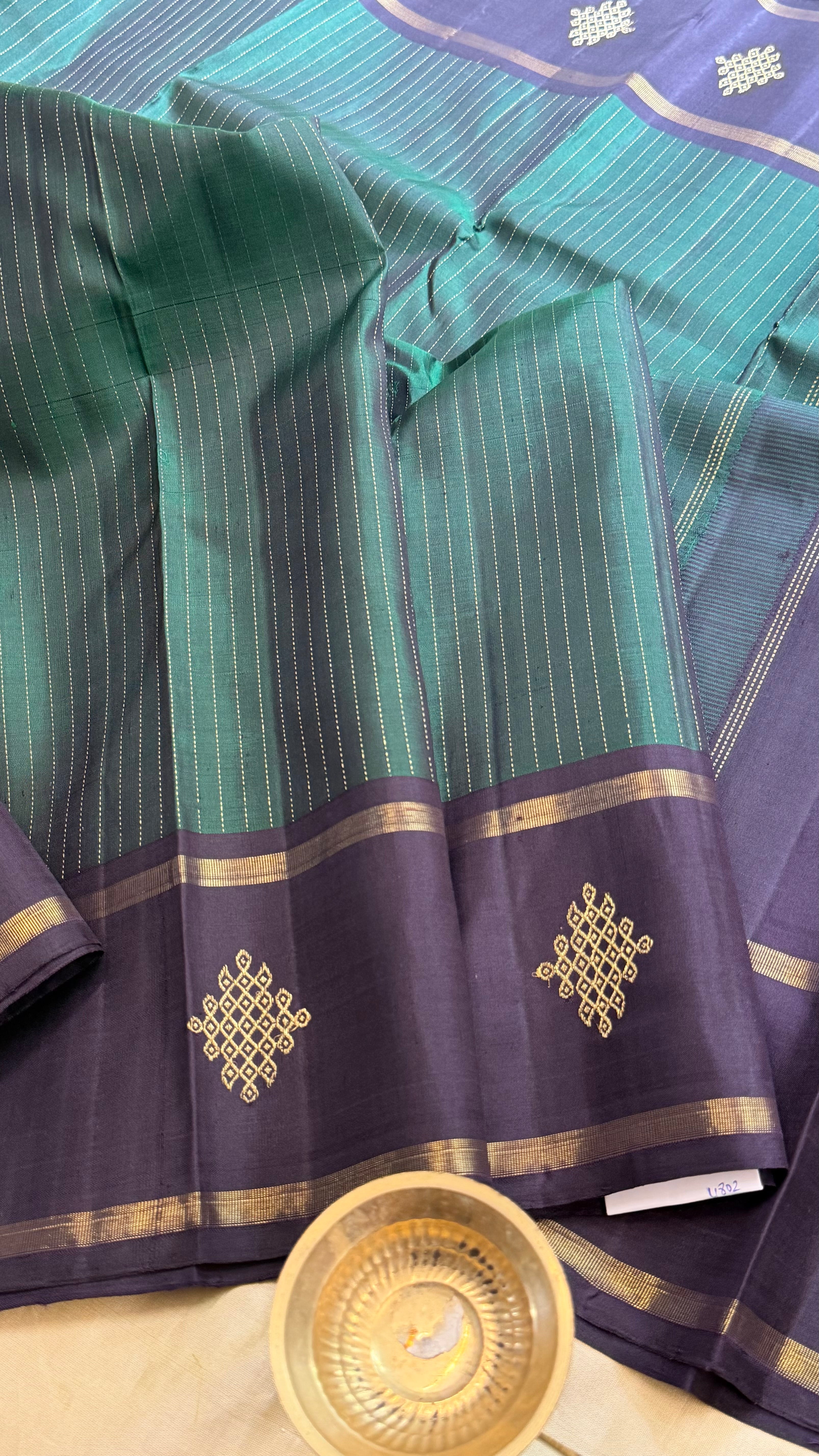 Green oosivanam Kolam Butta / Kanjipuram silk