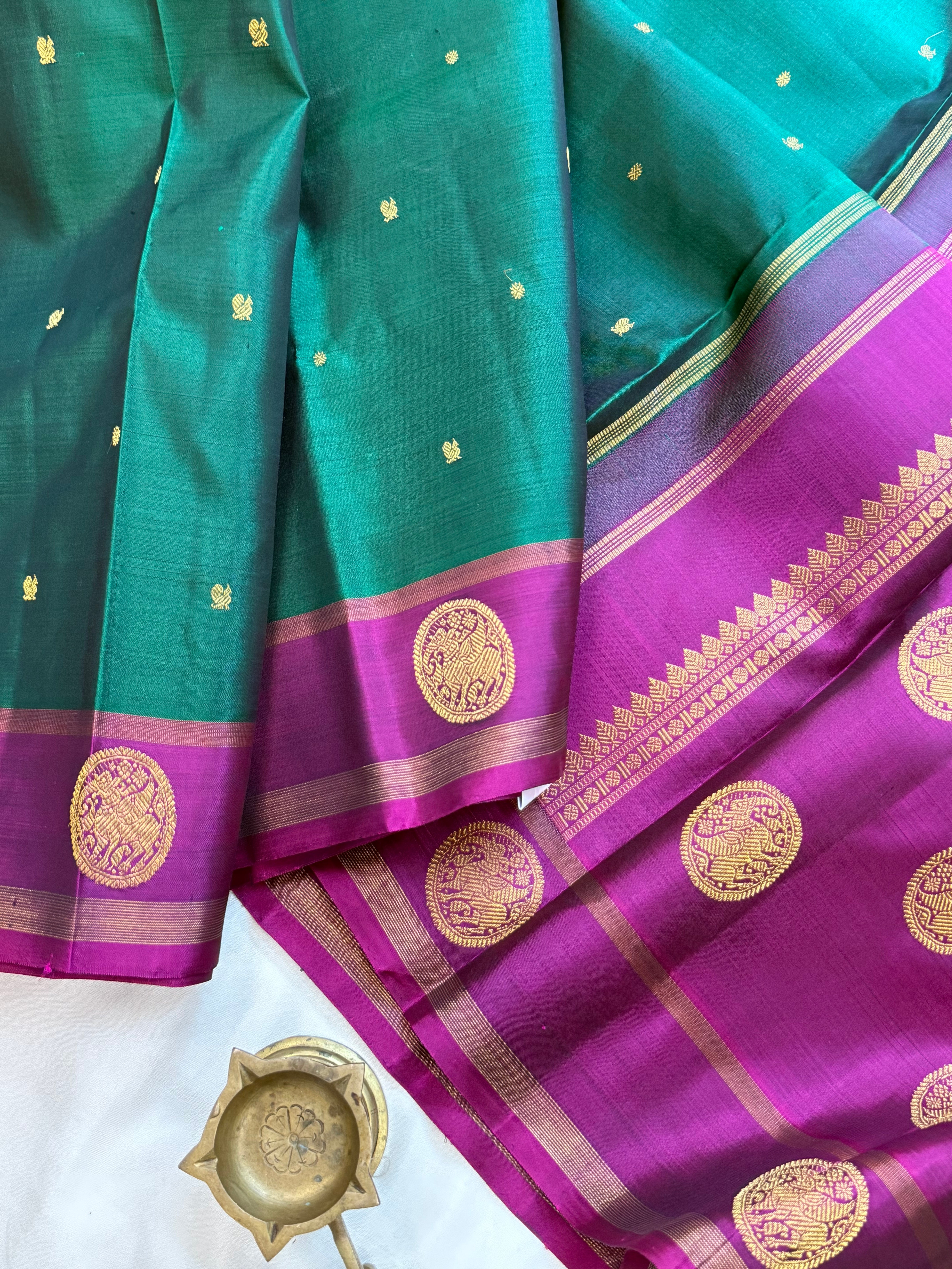 Border round yazhli / borderless kanjipuram silk