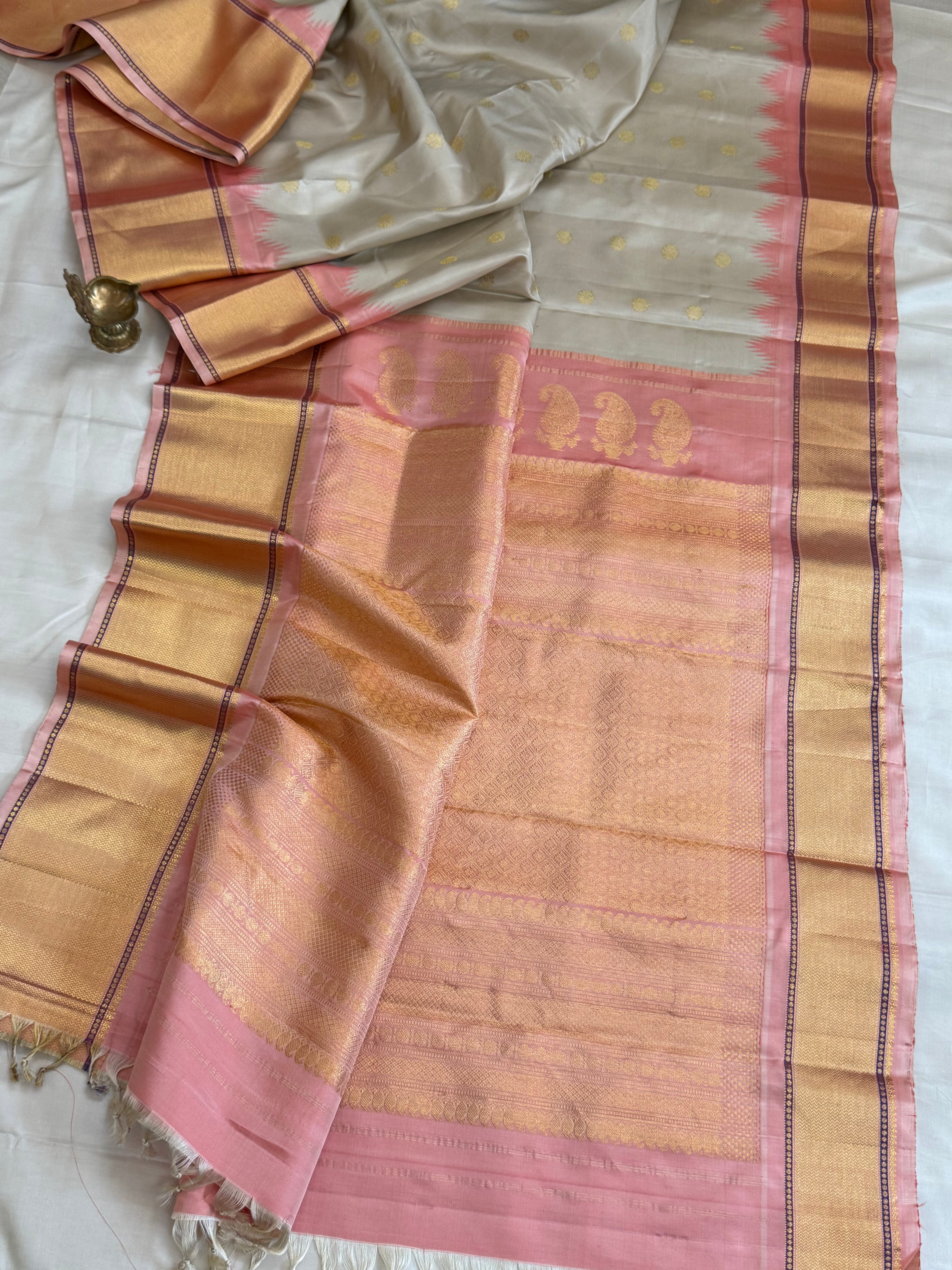 Cream body Butta with baby pink border/ Gadwal silk CLSA11305