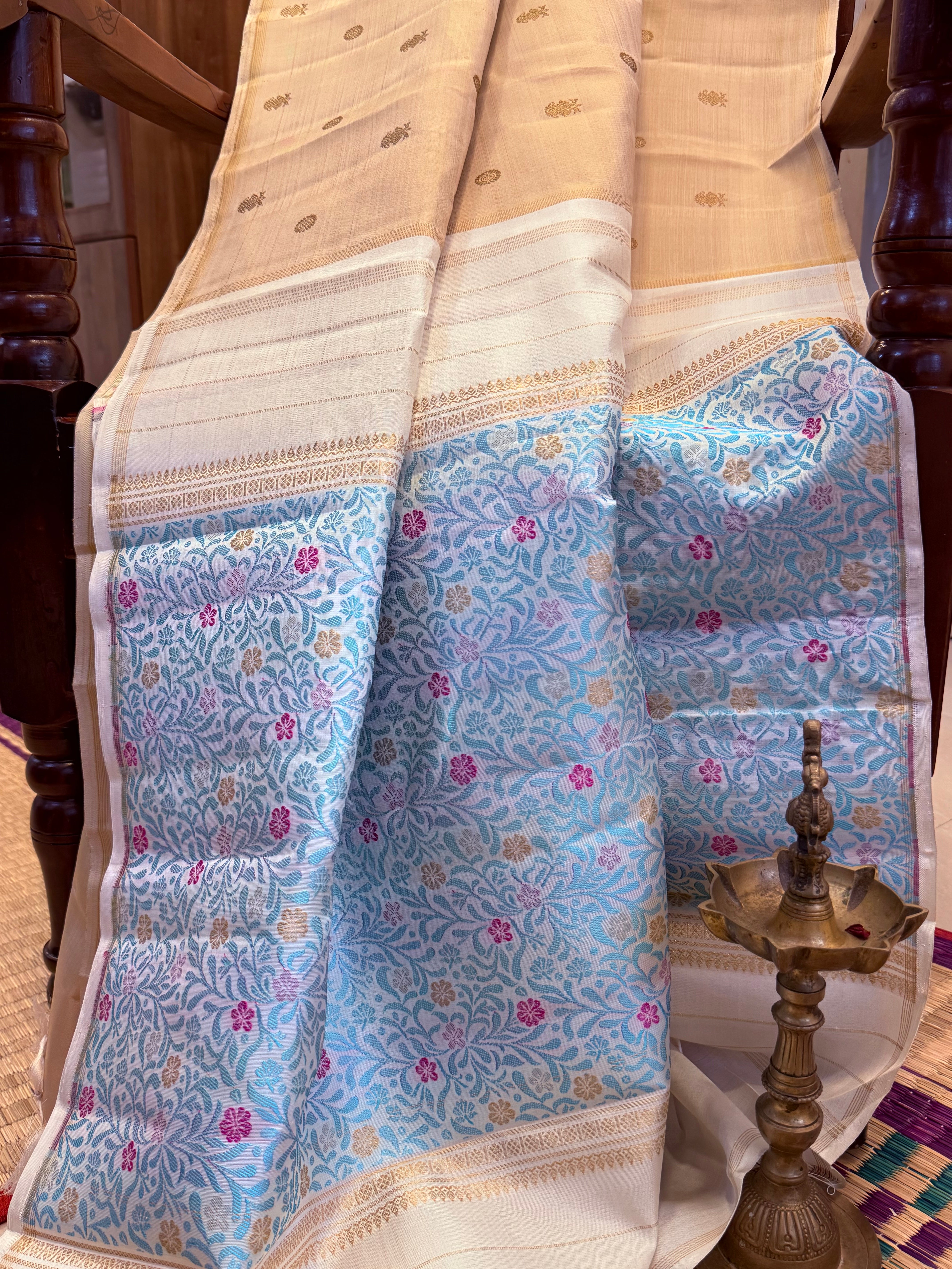 Offwhite Iruthalaipakshi and chakram butta unique pallu/ Kanjipuram silk CL10137
