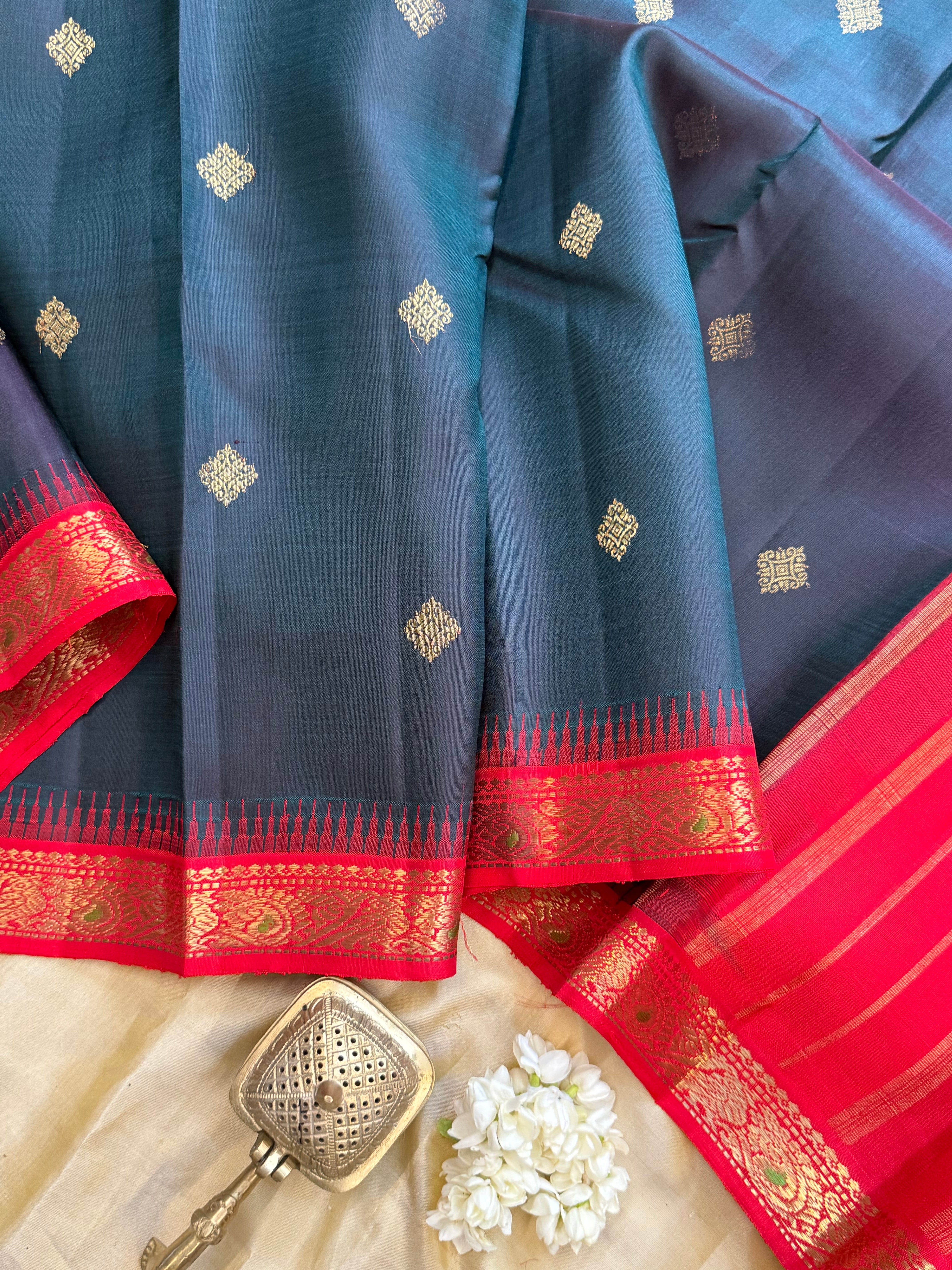 Mayilkazhuthu Korvai small border /Kanjipuram silk saree