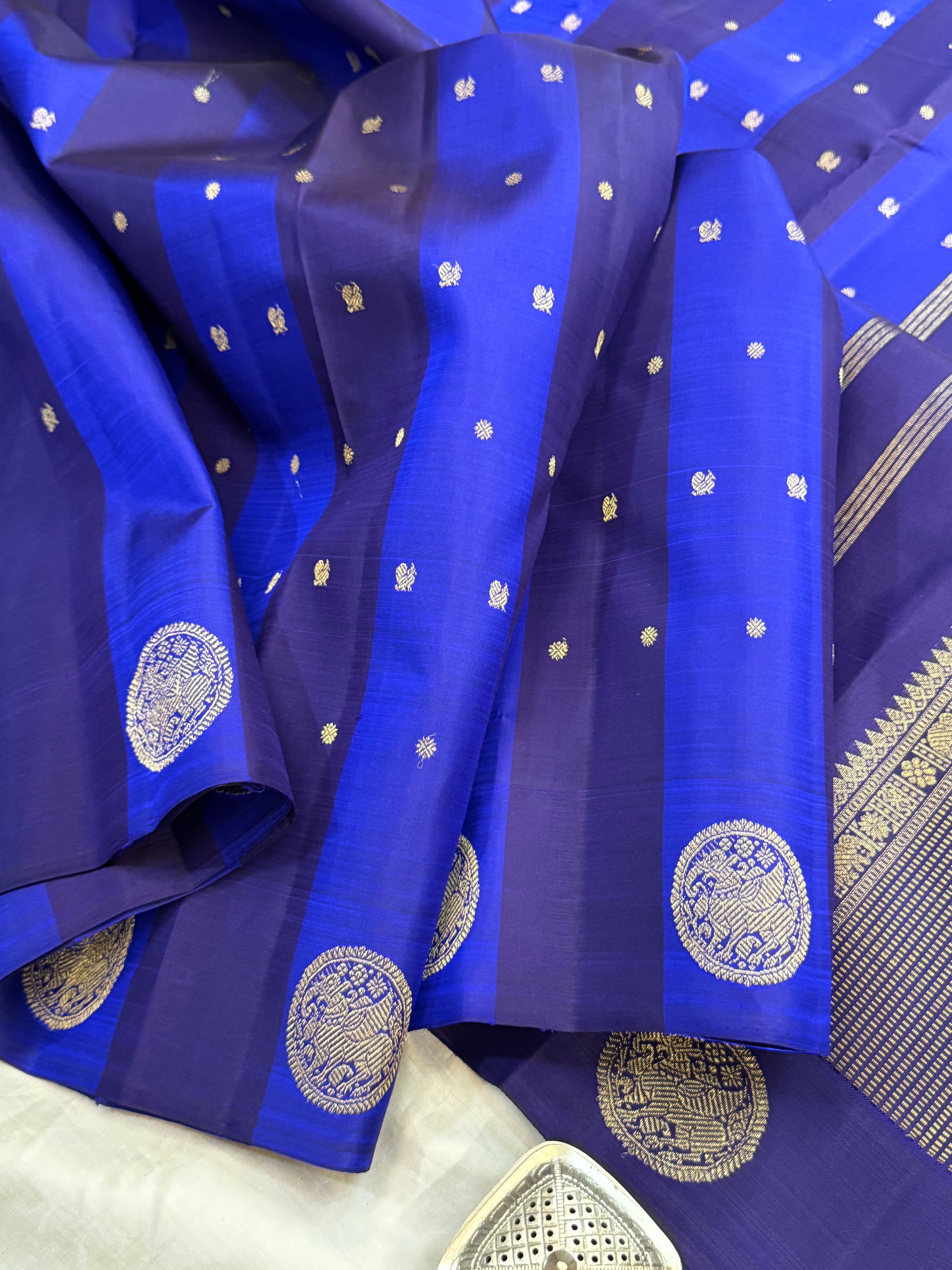 Blue and deep blue stripes concept border butta / Kanjipuram silk
