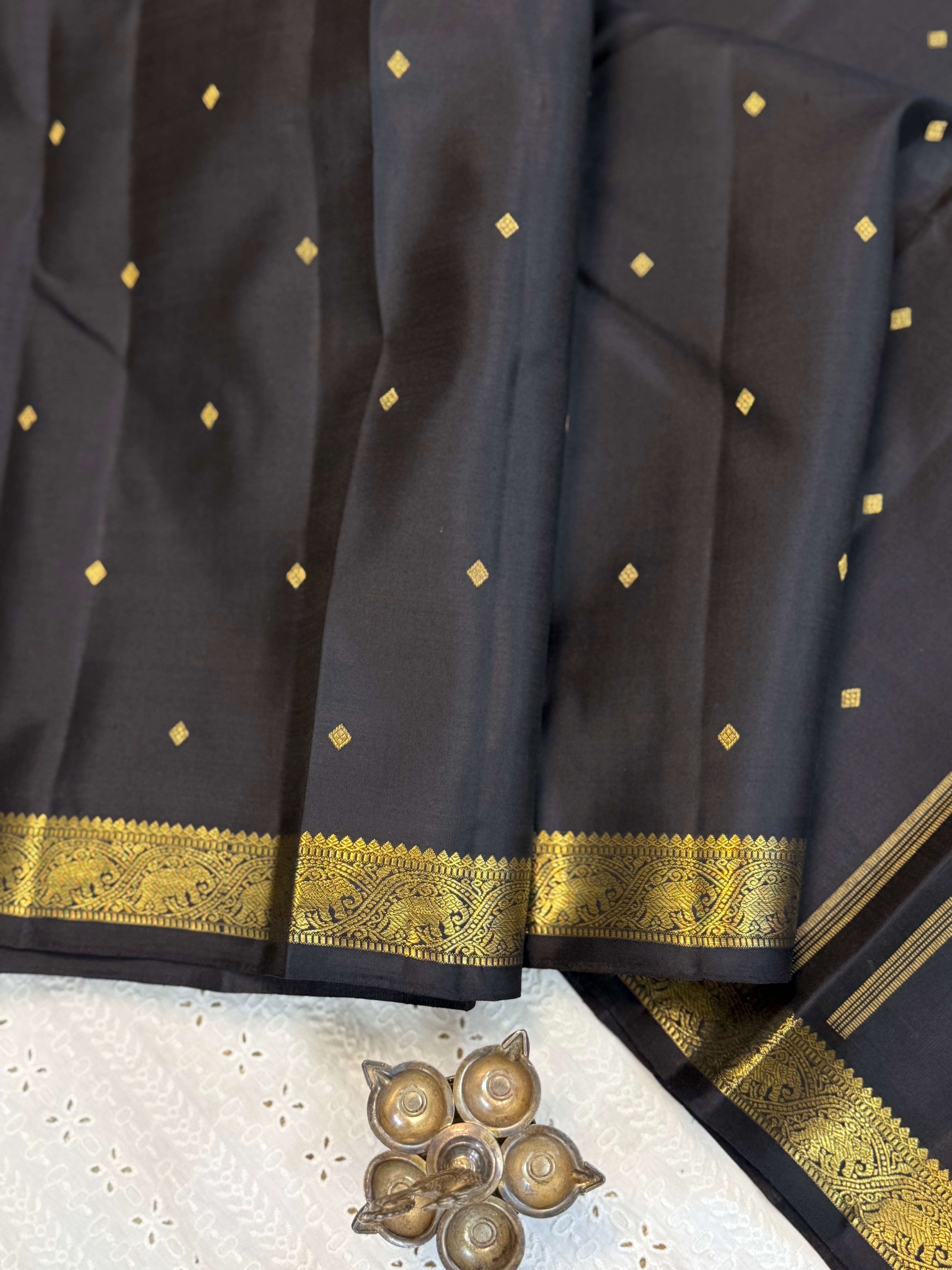 Black small border  / Kanjipuram silk