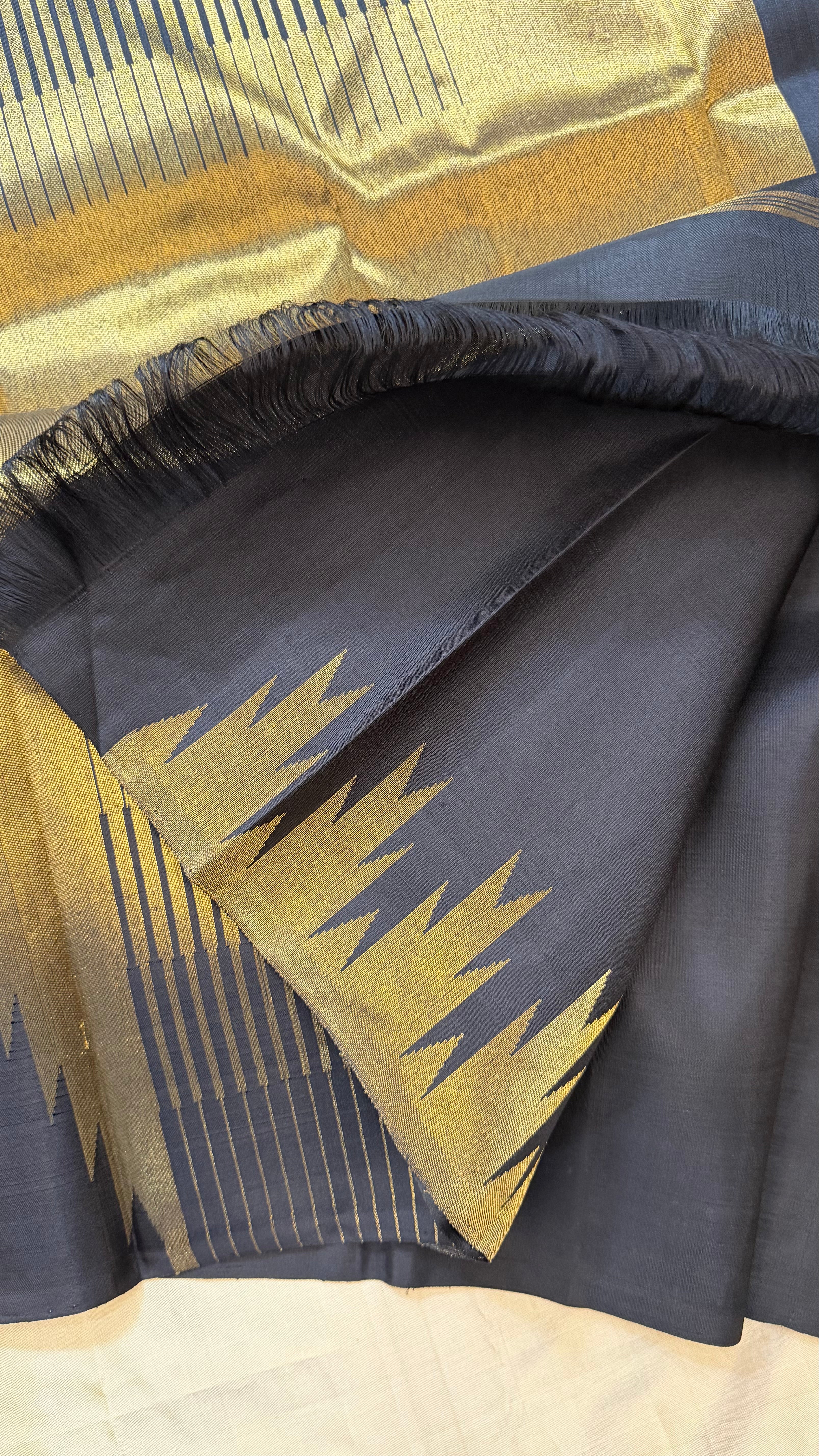 Vizhli: Black 8 Kol thazhamboo    / Kanjipuram silk