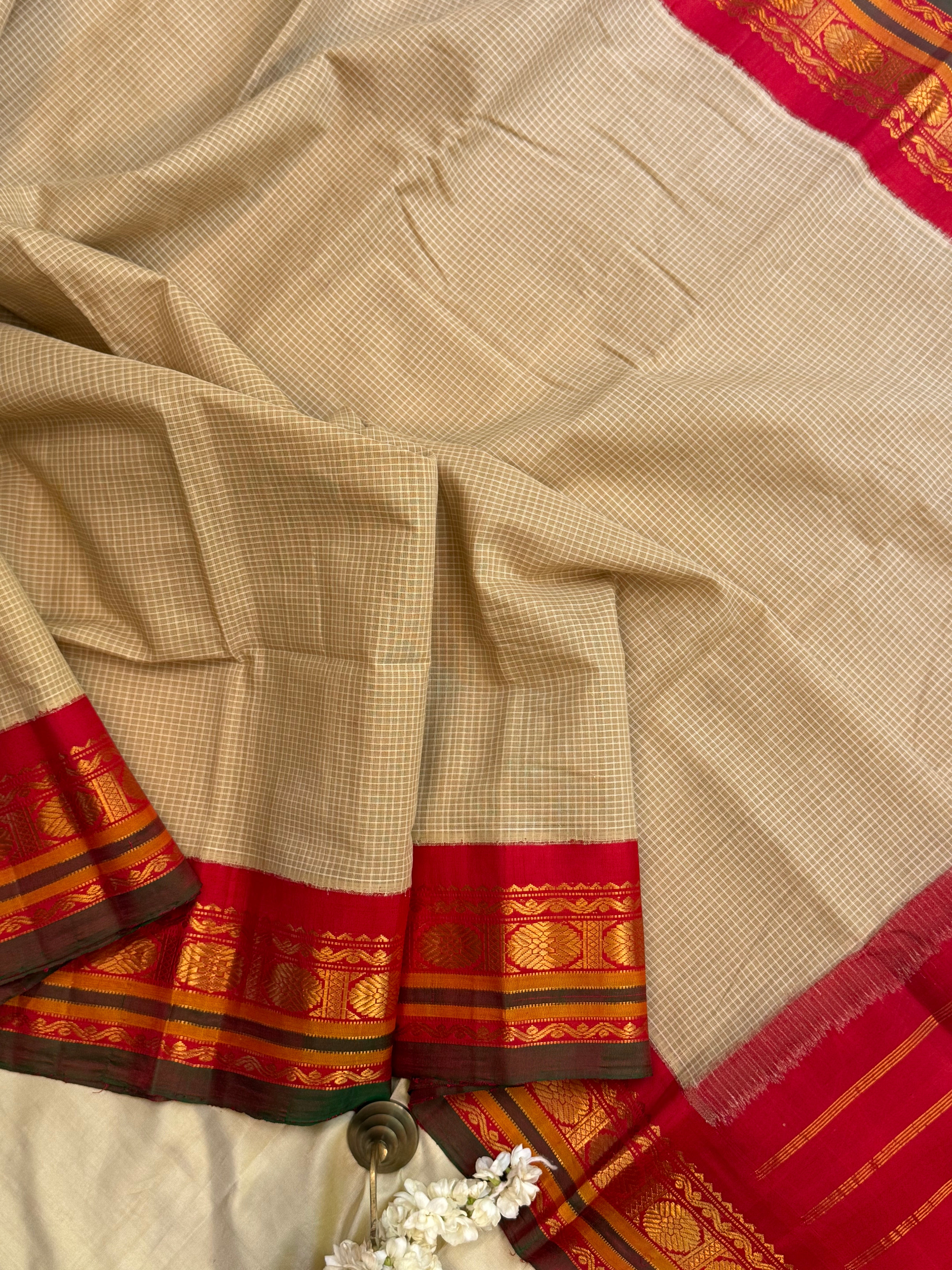 Creame and red korvai / Gadwal cotton (No Blouse)