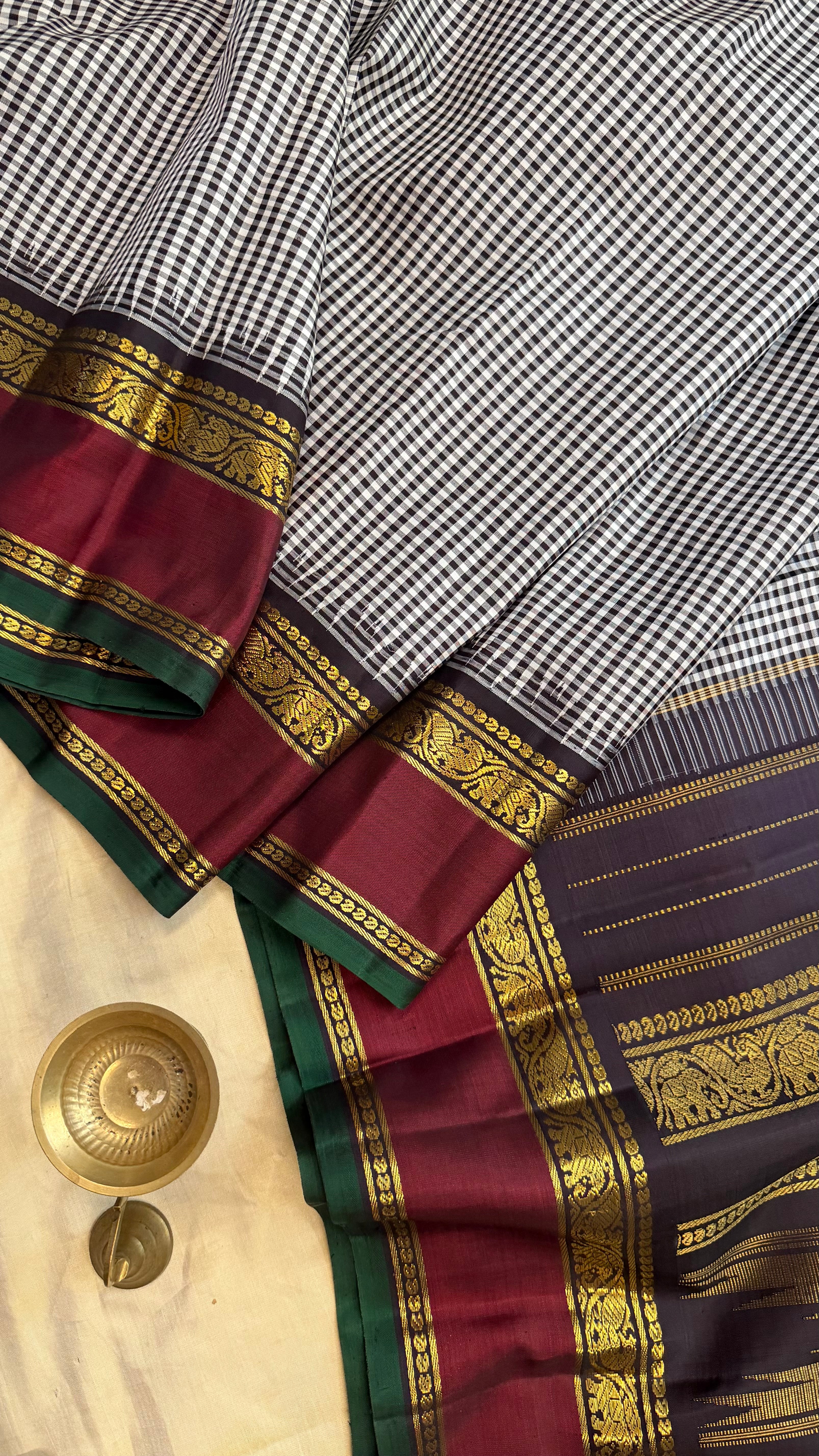 Black and white podi Kattam Korvai   / Kanjipuram silk