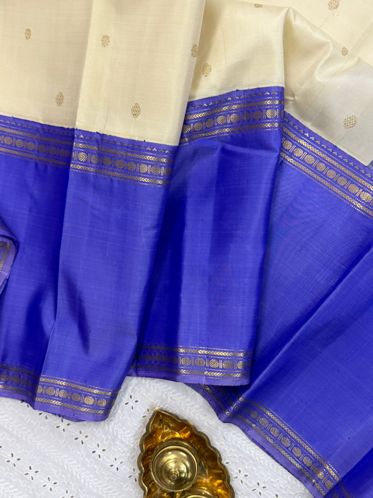Offwhite and lavender long border / Arani Silk CLSA9868