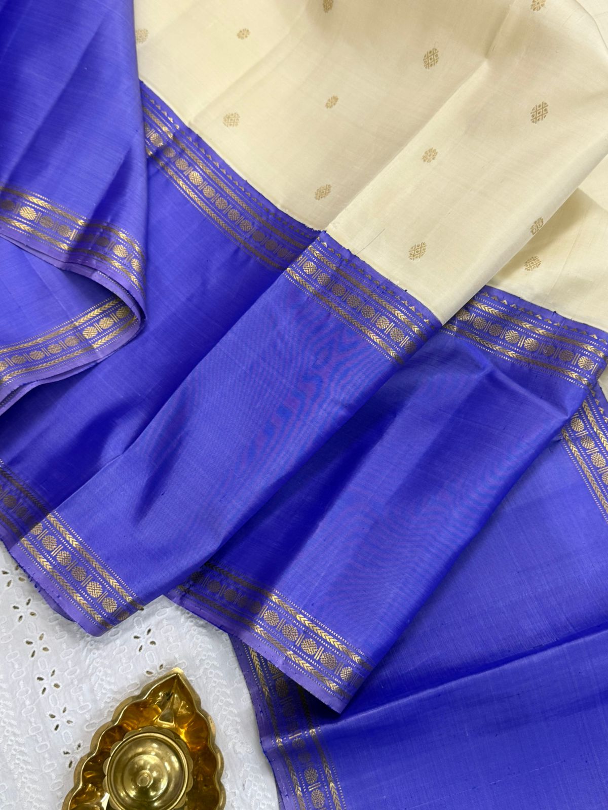 Offwhite and lavender long border / Arani Silk CLSA9868