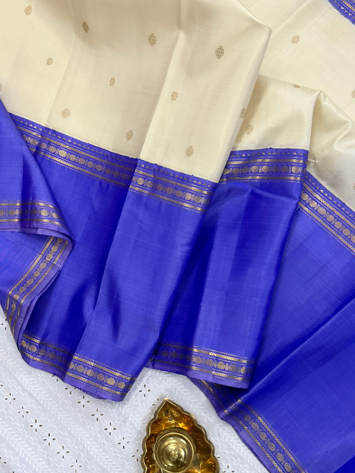 Offwhite and lavender long border / Arani Silk CLSA9868
