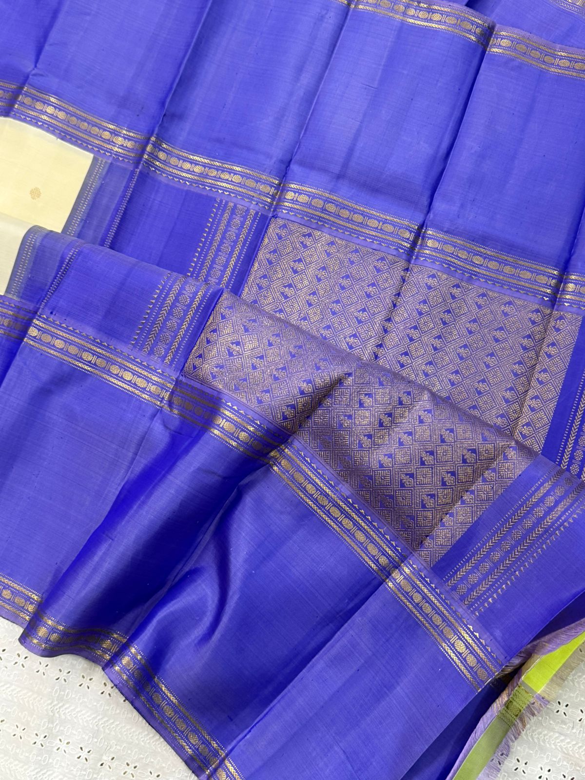 Offwhite and lavender long border / Arani Silk CLSA9868