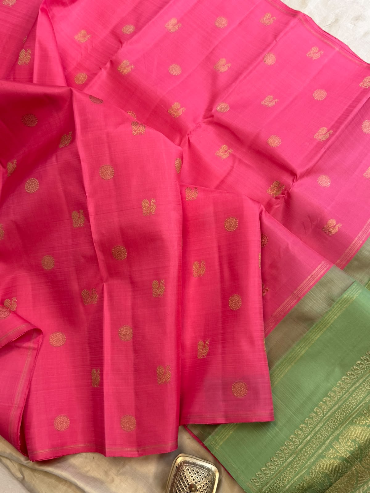 Pink and elakai green annam and chakram butta borderless/ Kanjipuram silk CL9970