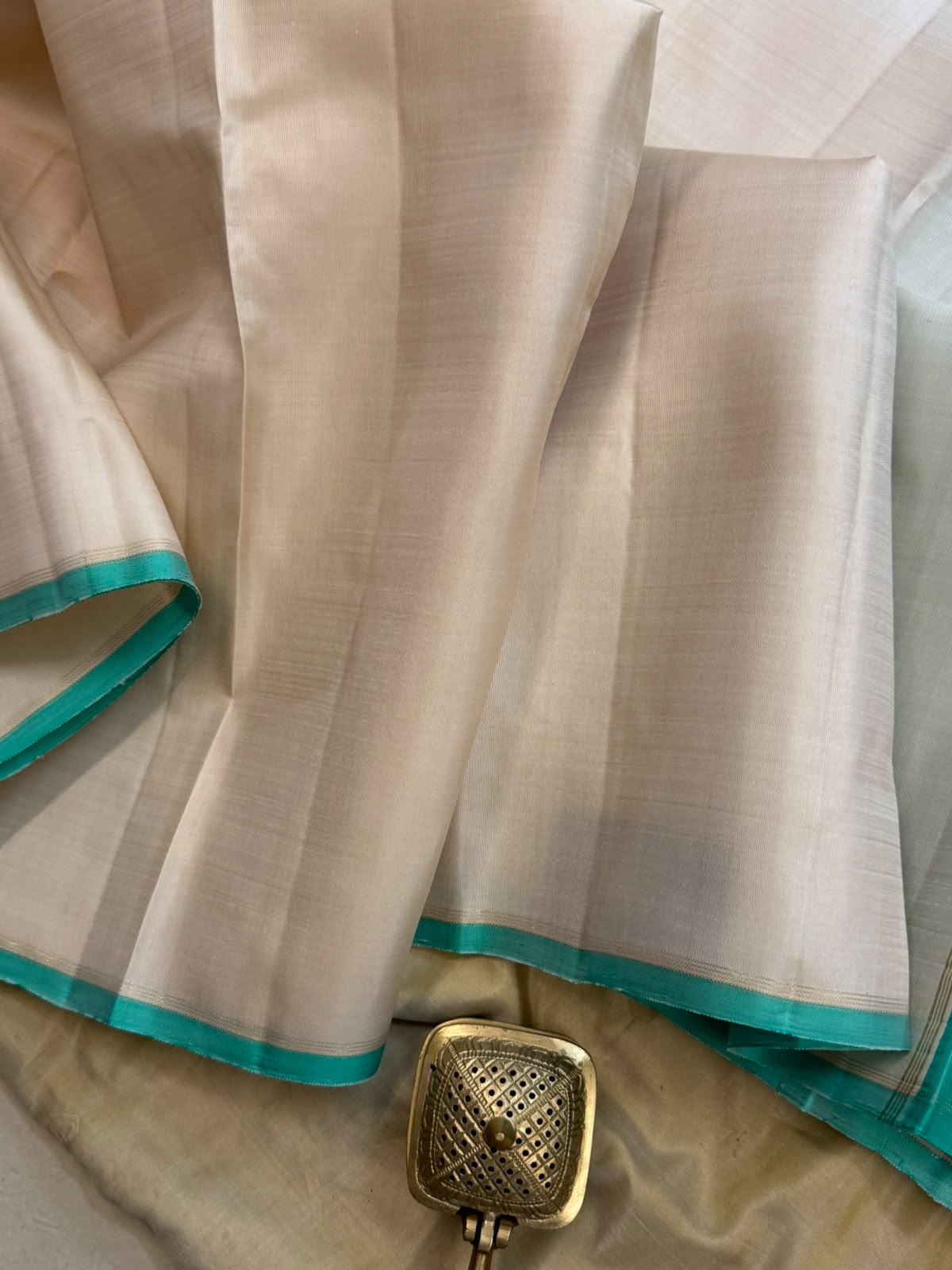 Offwhite and turquoise green borderless/ Kanjipuram silk CL9776