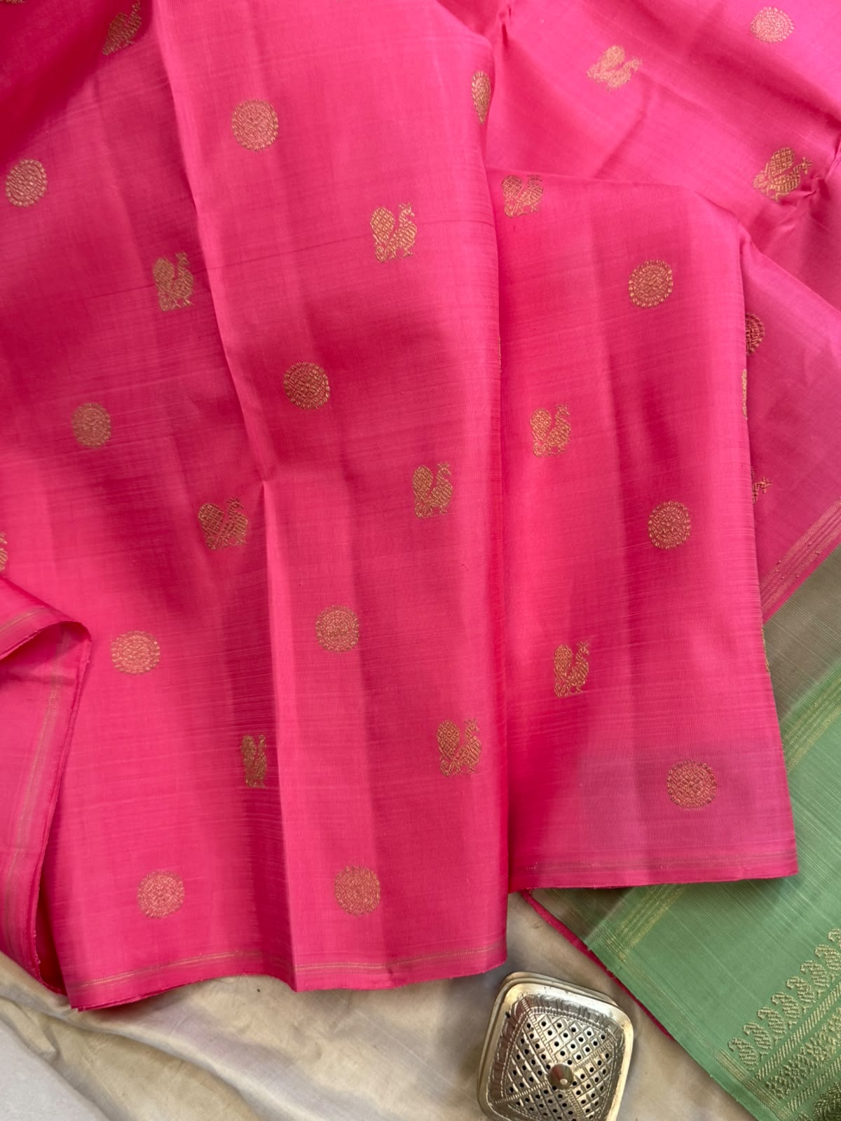 Pink and elakai green annam and chakram butta borderless/ Kanjipuram silk CL9970