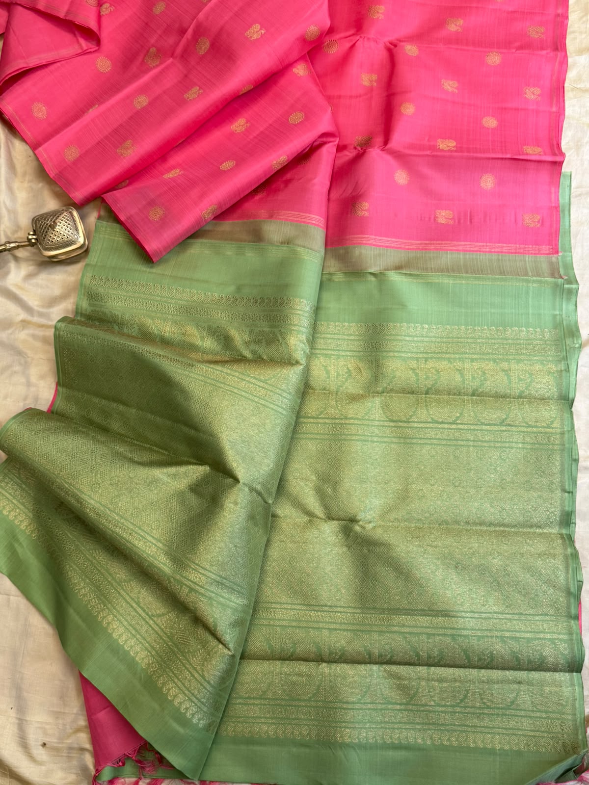 Pink and elakai green annam and chakram butta borderless/ Kanjipuram silk CL9970