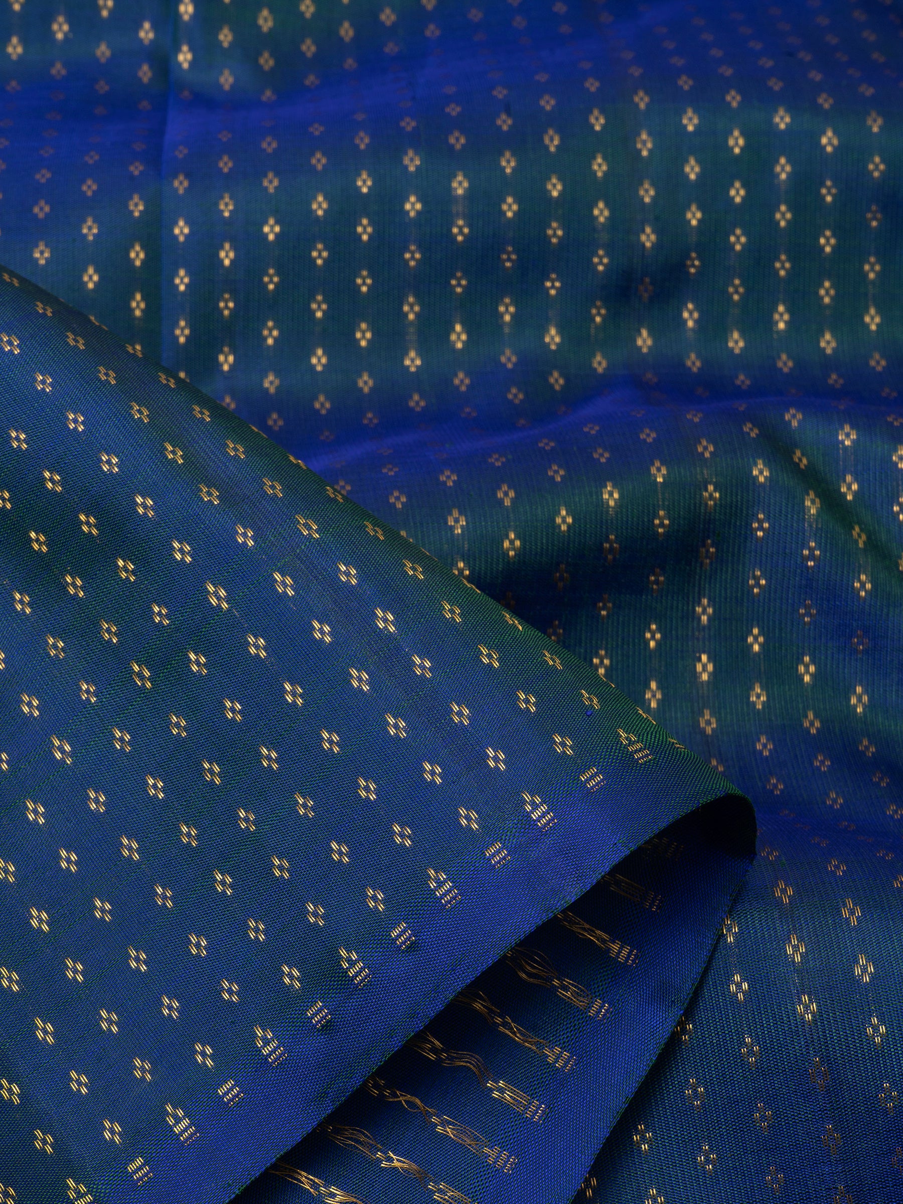 Mayilkazhuthu zari butta / Blouse fabric