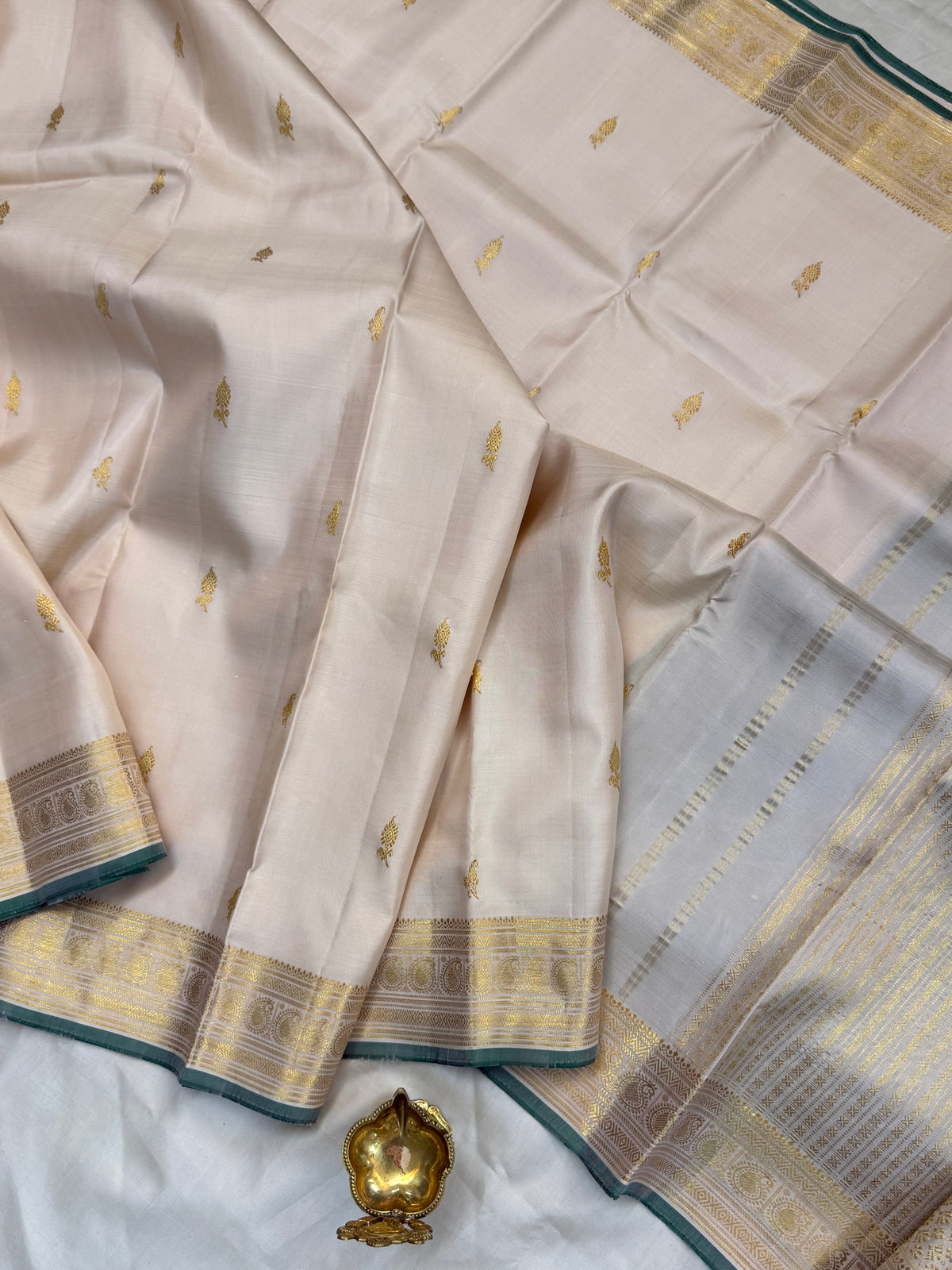 Aarani off white Zari Butta/kanjipuram silk saree clsa 12070